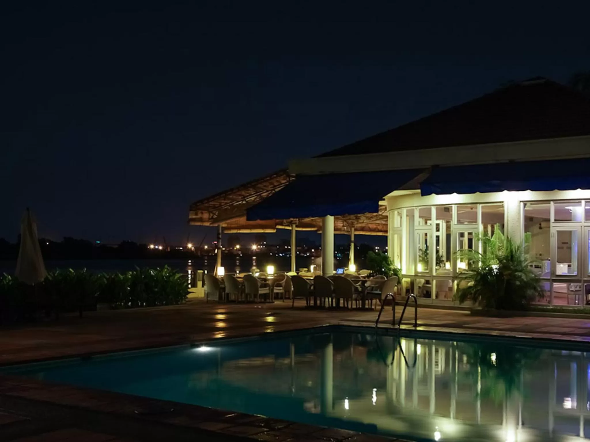 Restaurant/places to eat in Riverside Serviced Apartments