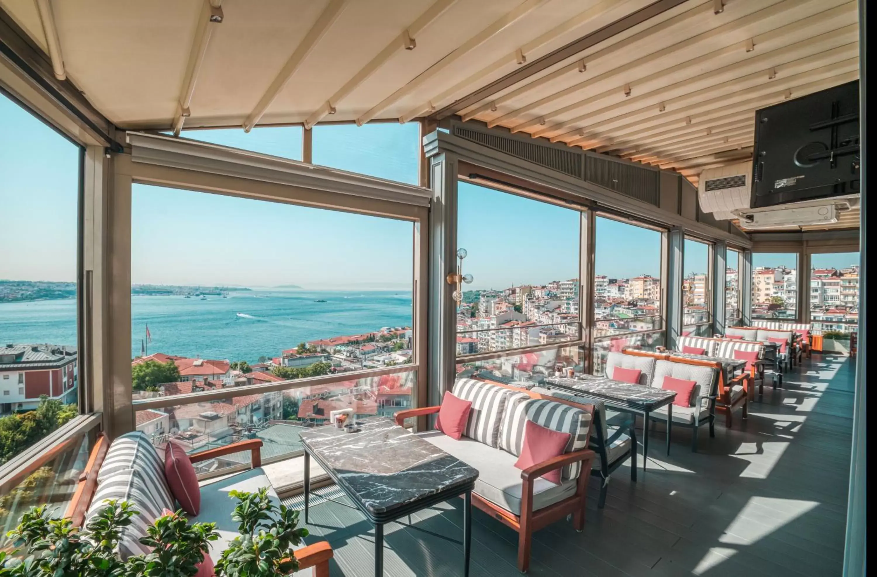 Lounge or bar, Restaurant/Places to Eat in CVK Park Bosphorus Hotel Istanbul