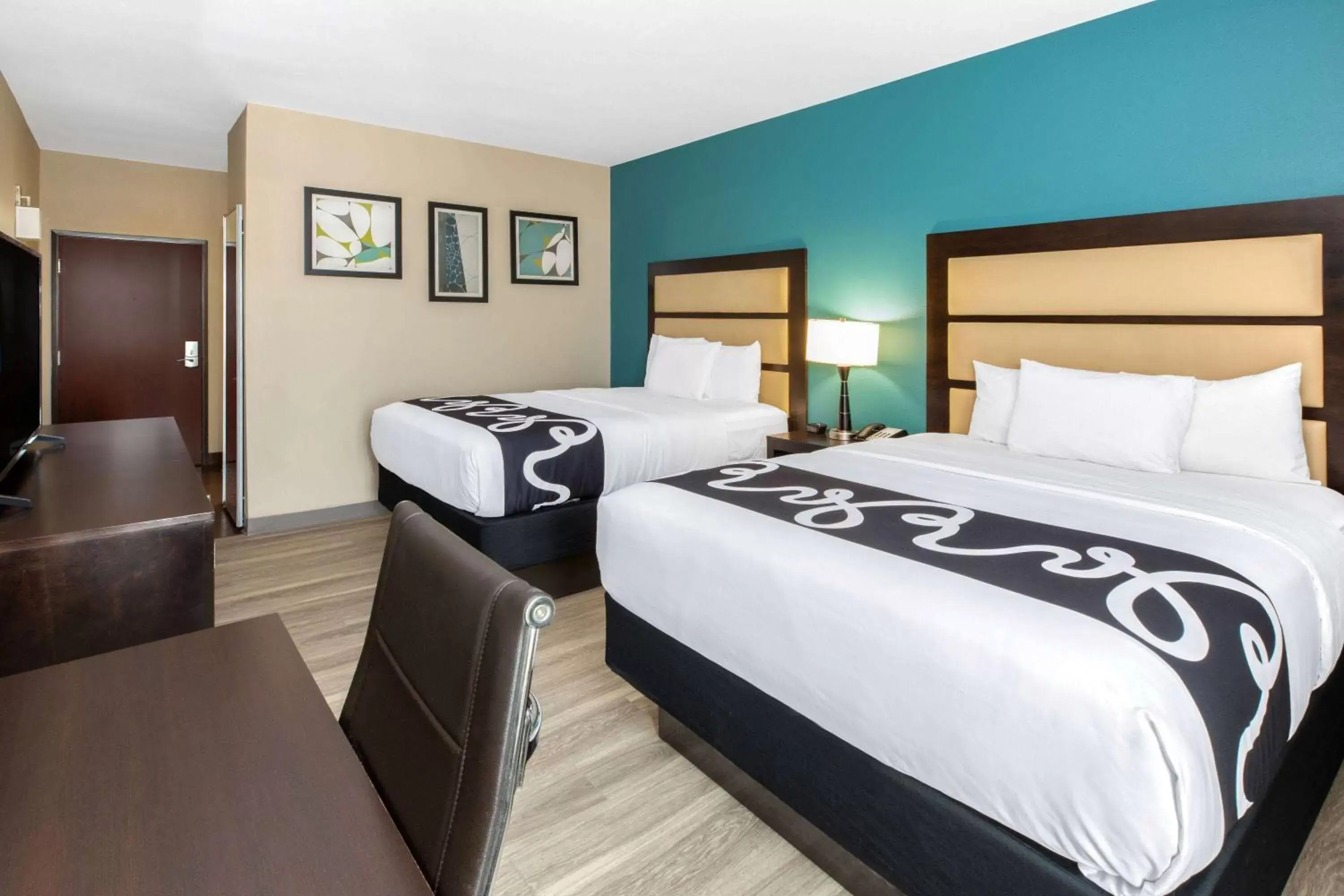 Photo of the whole room, Bed in La Quinta Inn & Suites by Wyndham Durant