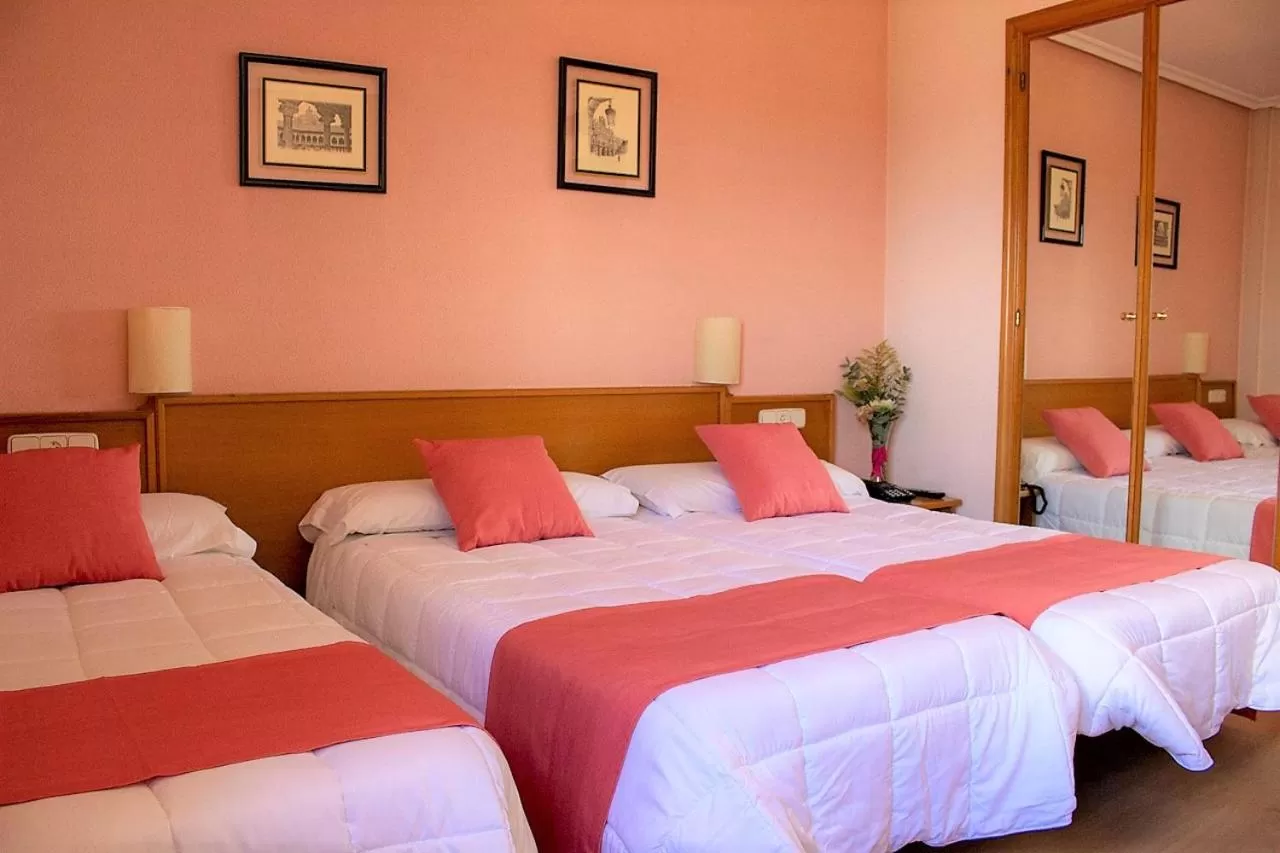 Bed in Hotel Helmántico