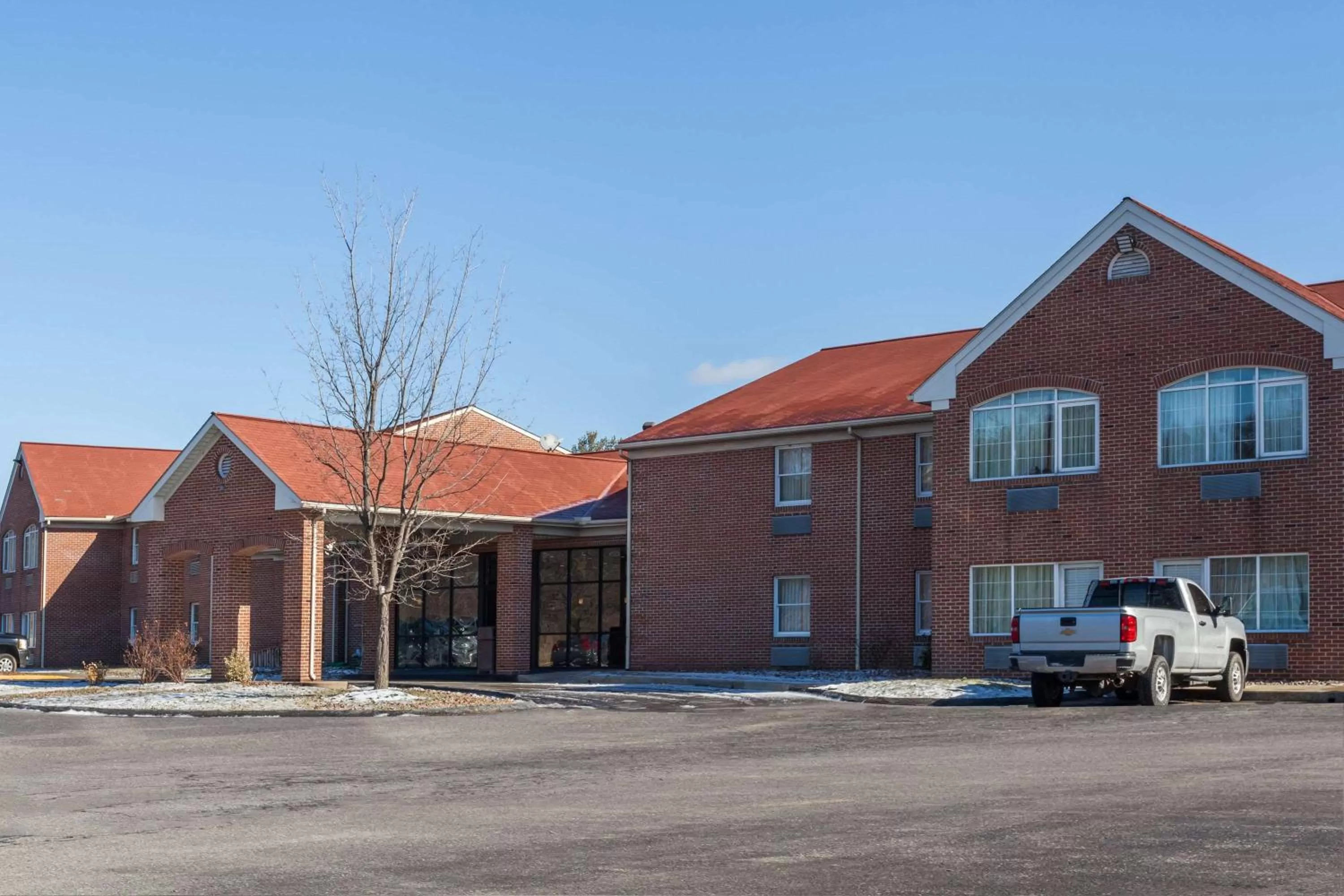Property building in Days Inn & Suites by Wyndham Lancaster Amish Country