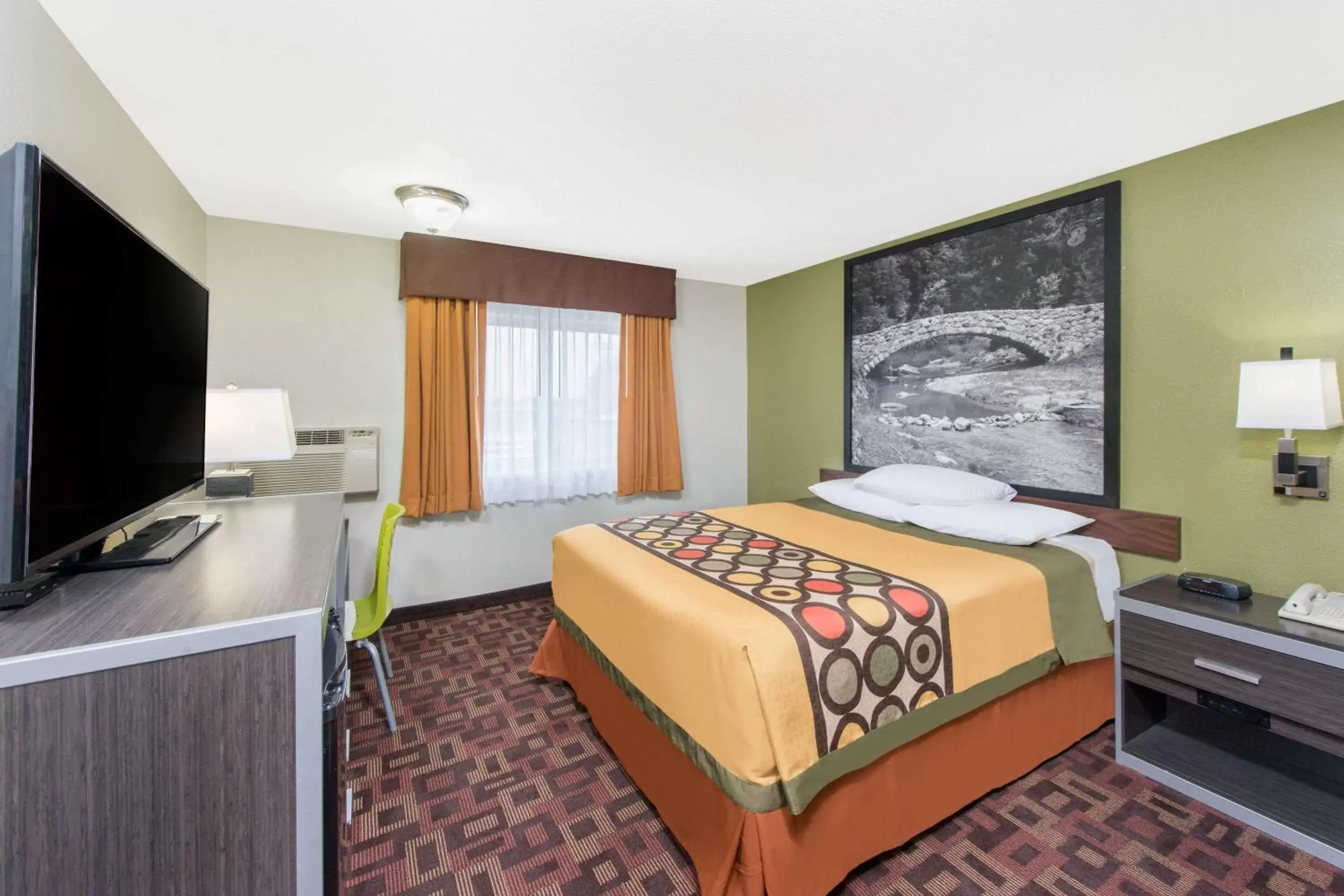 Photo of the whole room, Bed in Super 8 by Wyndham Moberly MO