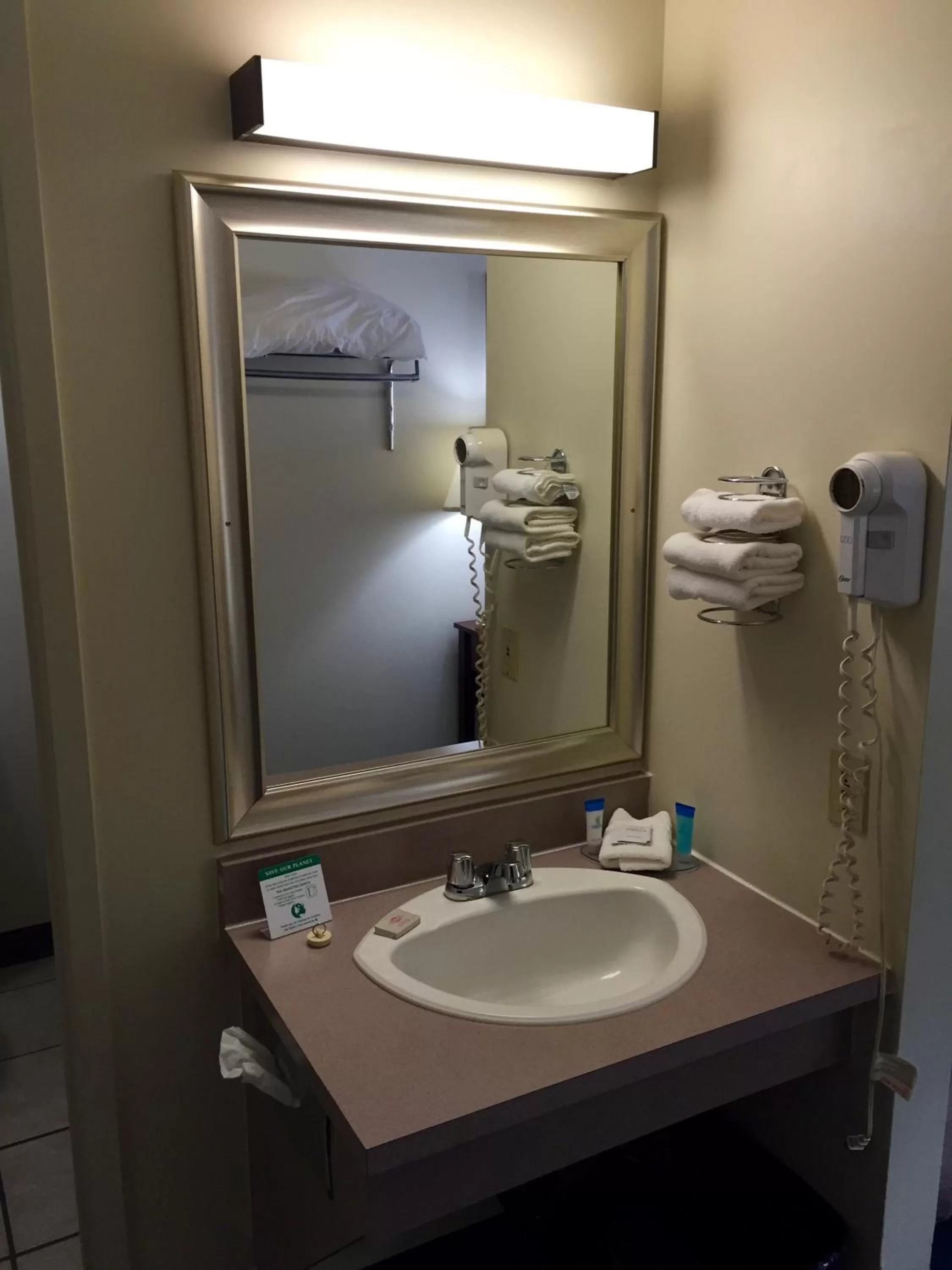 Bathroom in Colonial Inn