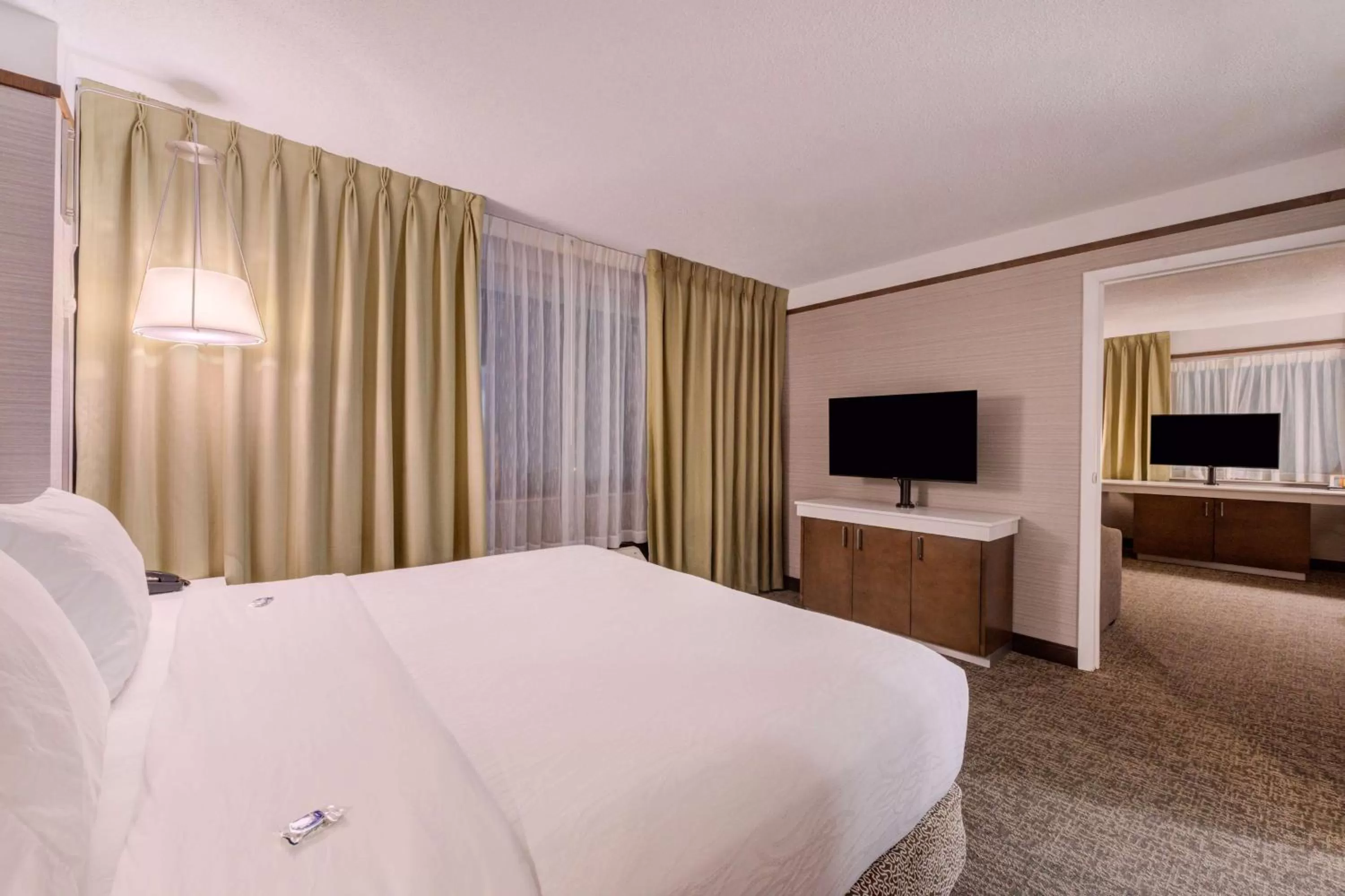 Bedroom, Bed in Hilton Garden Inn Detroit Southfield