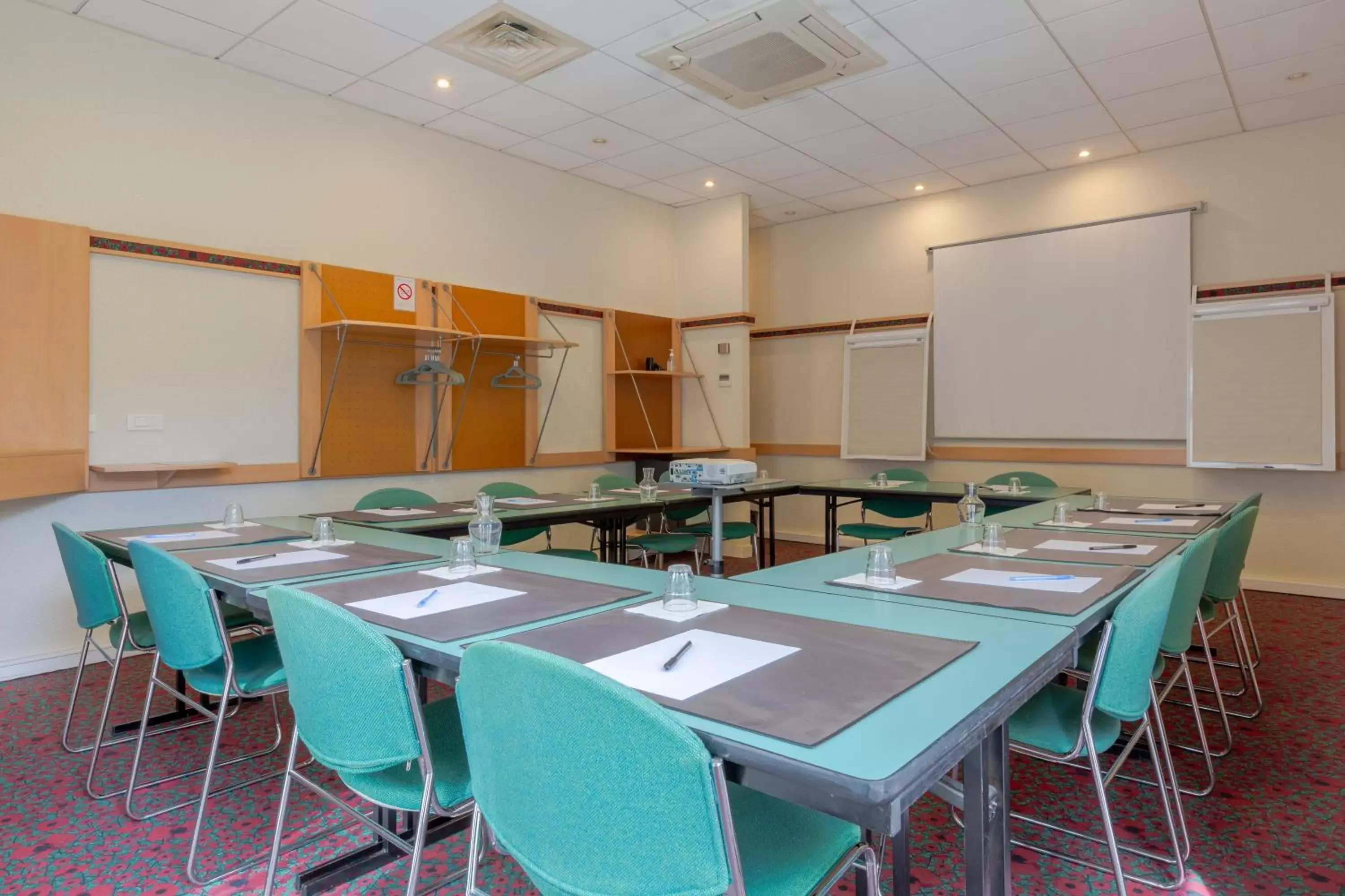 Meeting/conference room in B&B HOTEL Chartres Centre Cathédrale