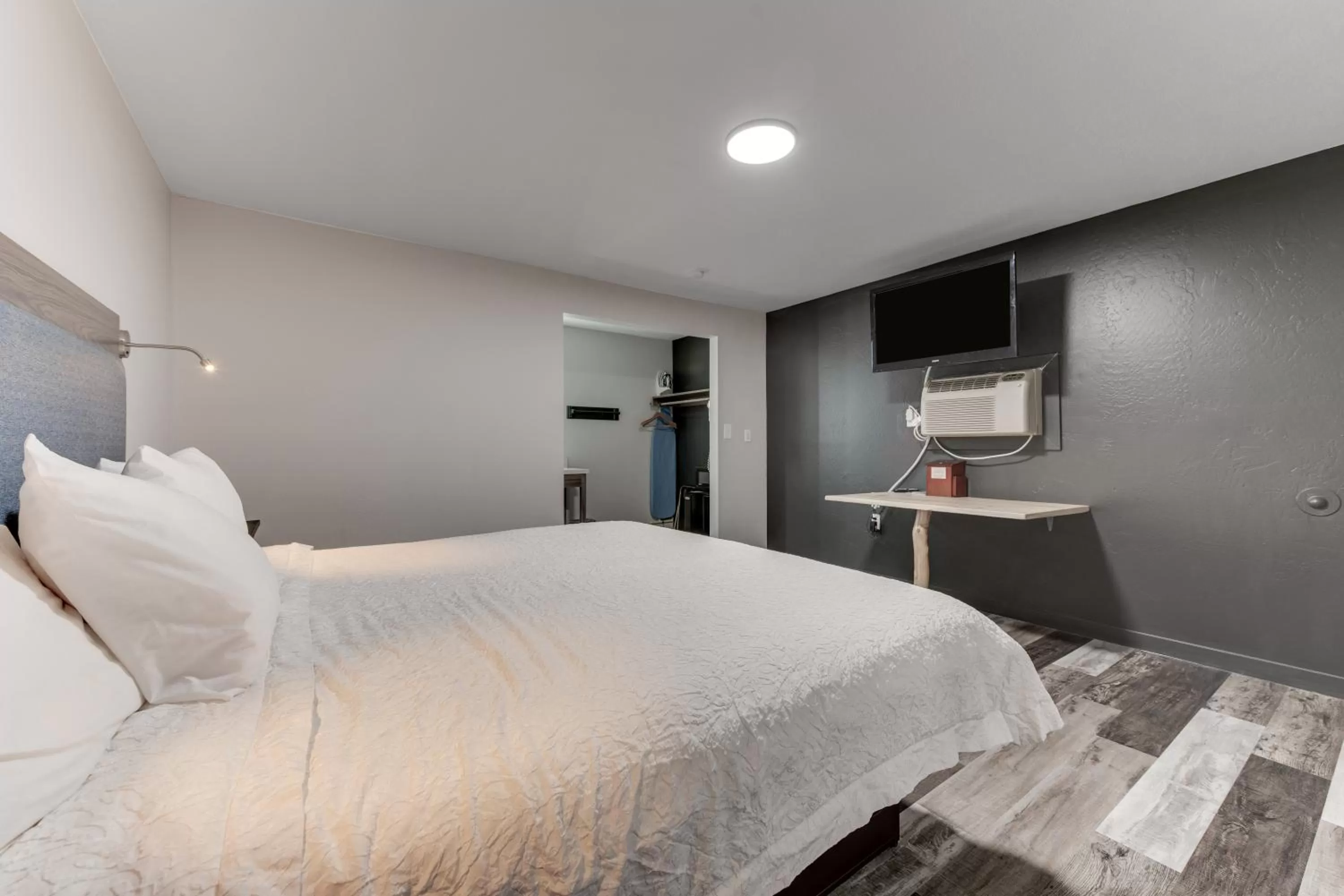 Bedroom, Bed in Dolores Mountain Inn