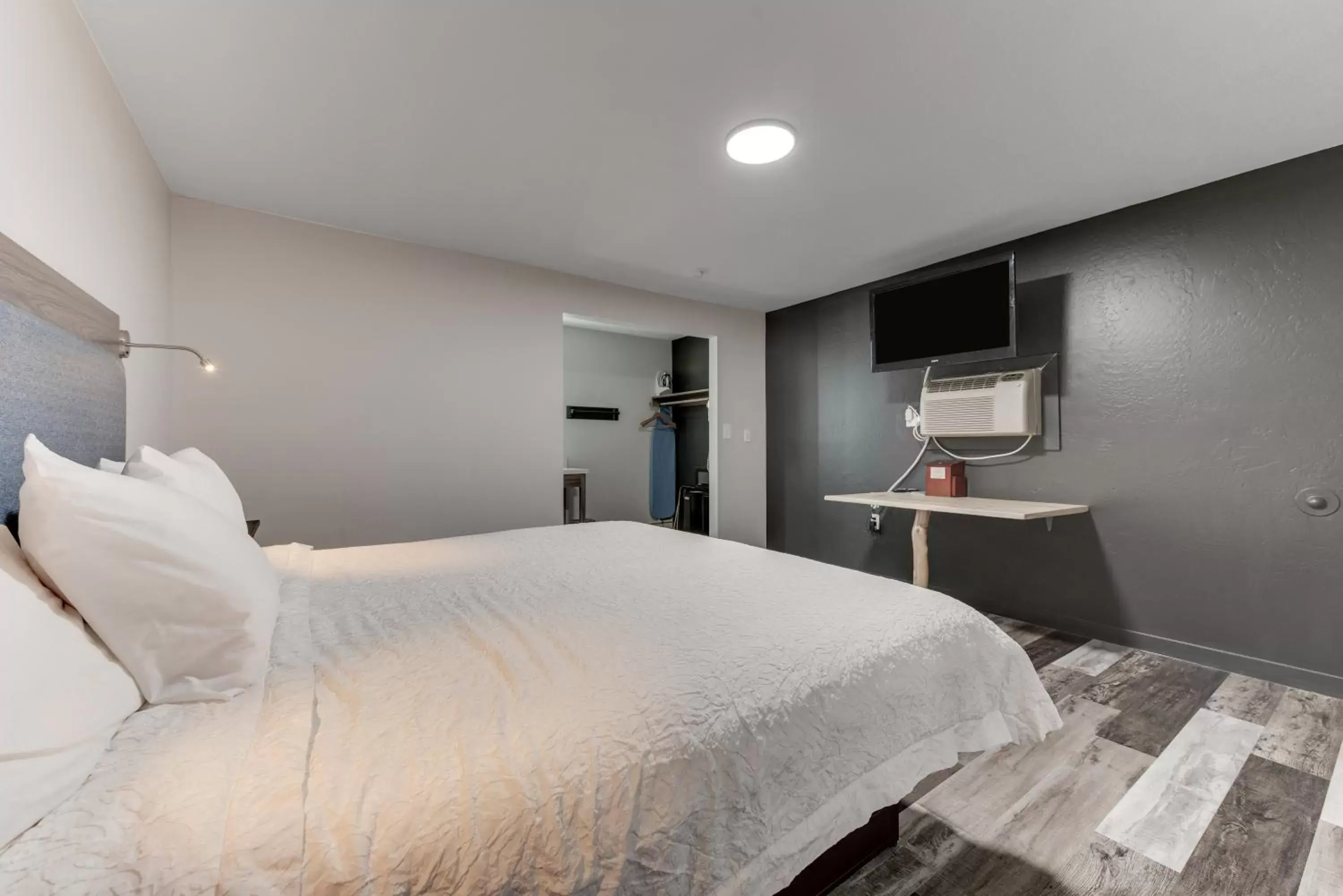 King Room in Dolores Mountain Inn King Room in Dolores Mountain Inn