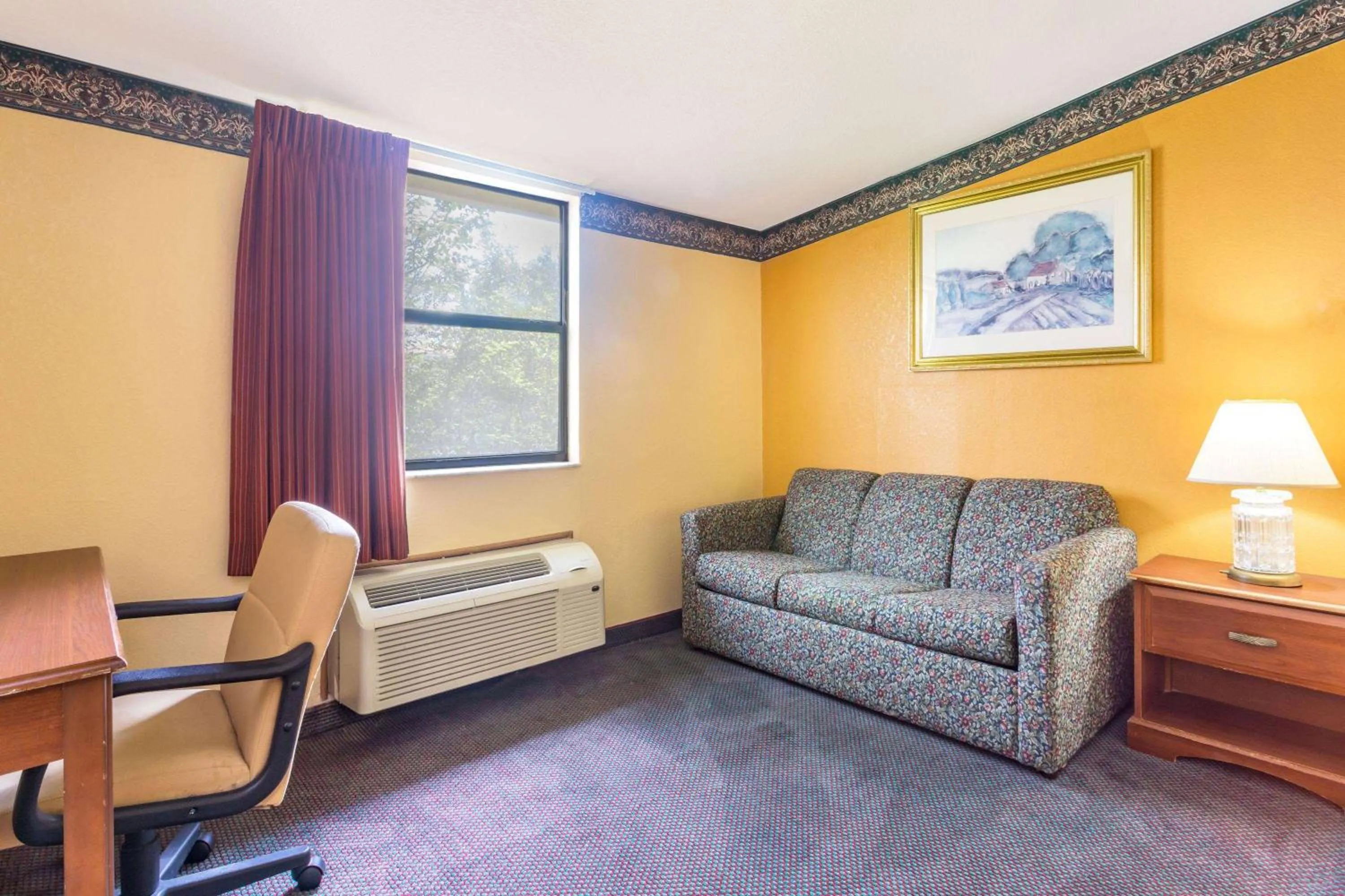 Photo of the whole room, Seating Area in Howard Johnson by Wyndham Lake City