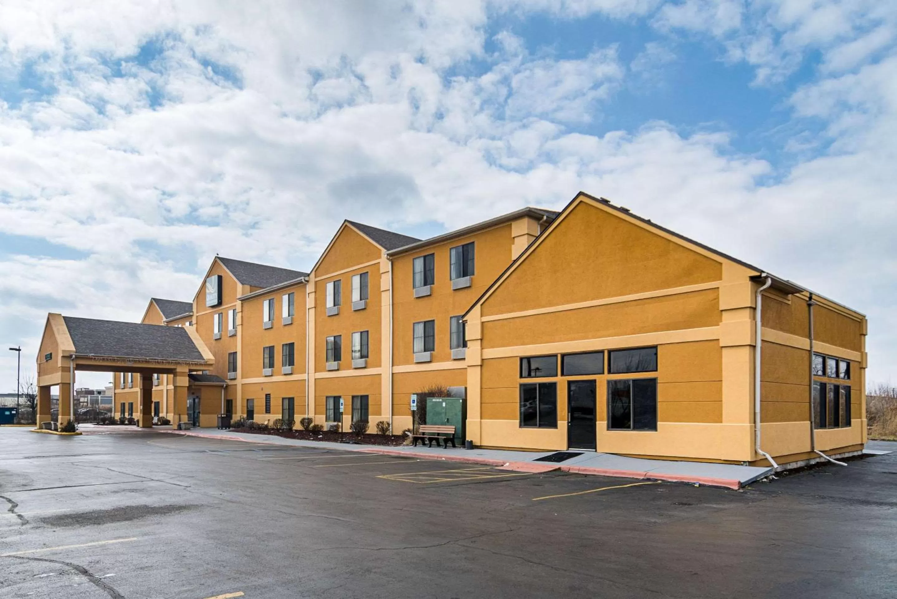 Property building in Quality Inn & Suites Harvey - Chicago Southland