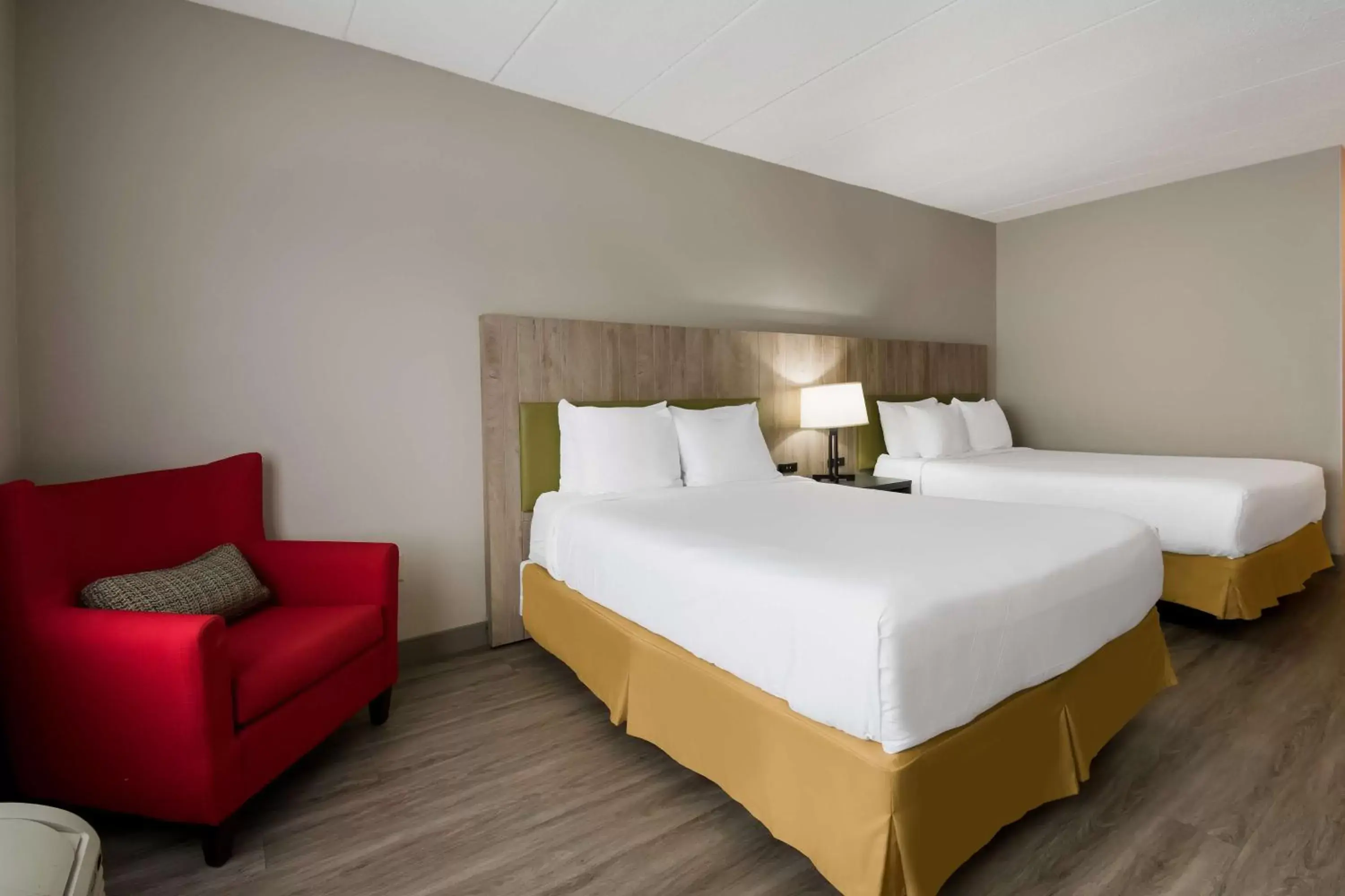 Bedroom, Bed in Country Inn & Suites by Radisson, Harrisburg Northeast (Hershey), PA