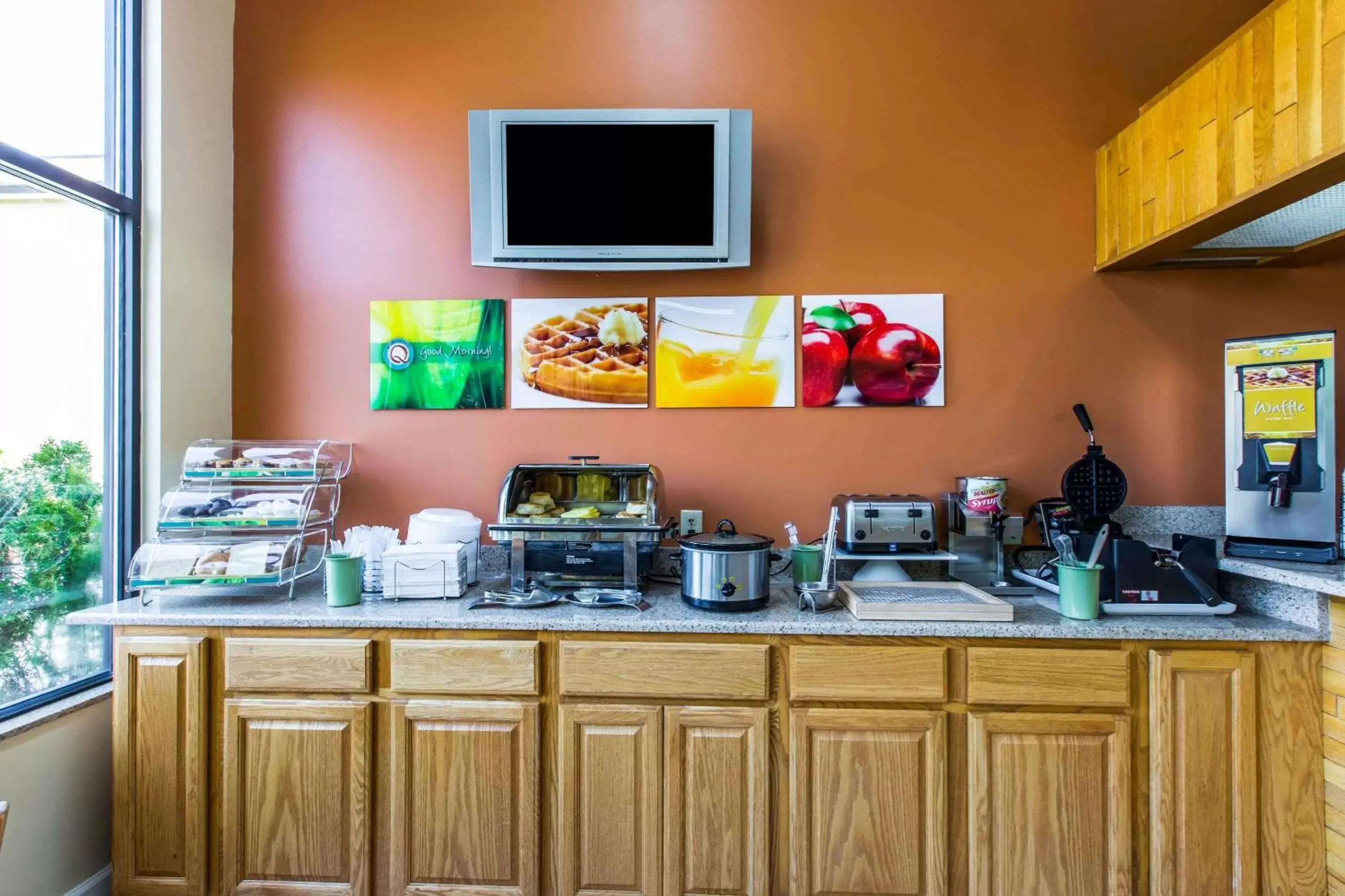 Restaurant/places to eat, Kitchen/Kitchenette in Quality Inn West of Asheville