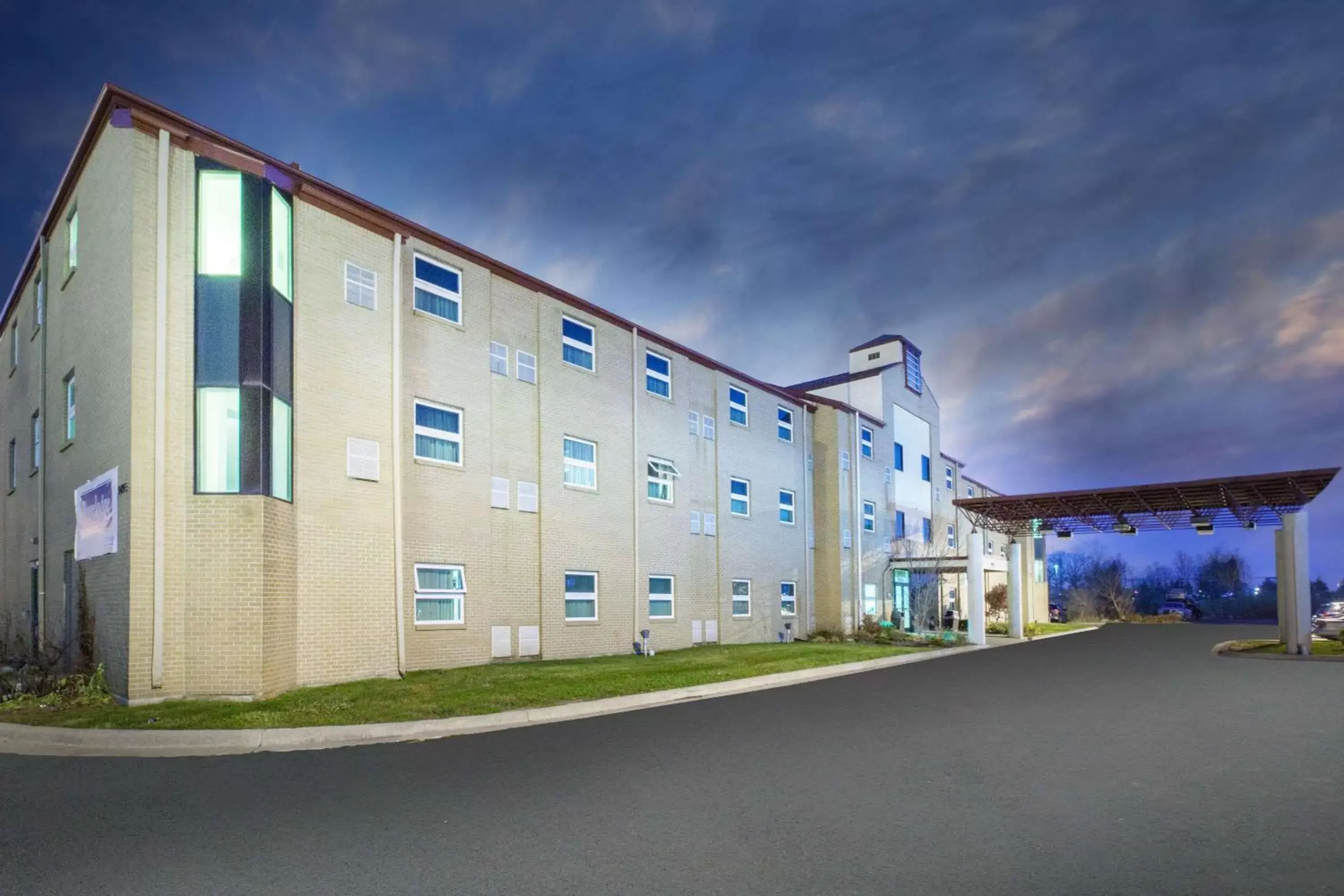 Property Building in Travelodge by Wyndham Romulus Detroit Airport