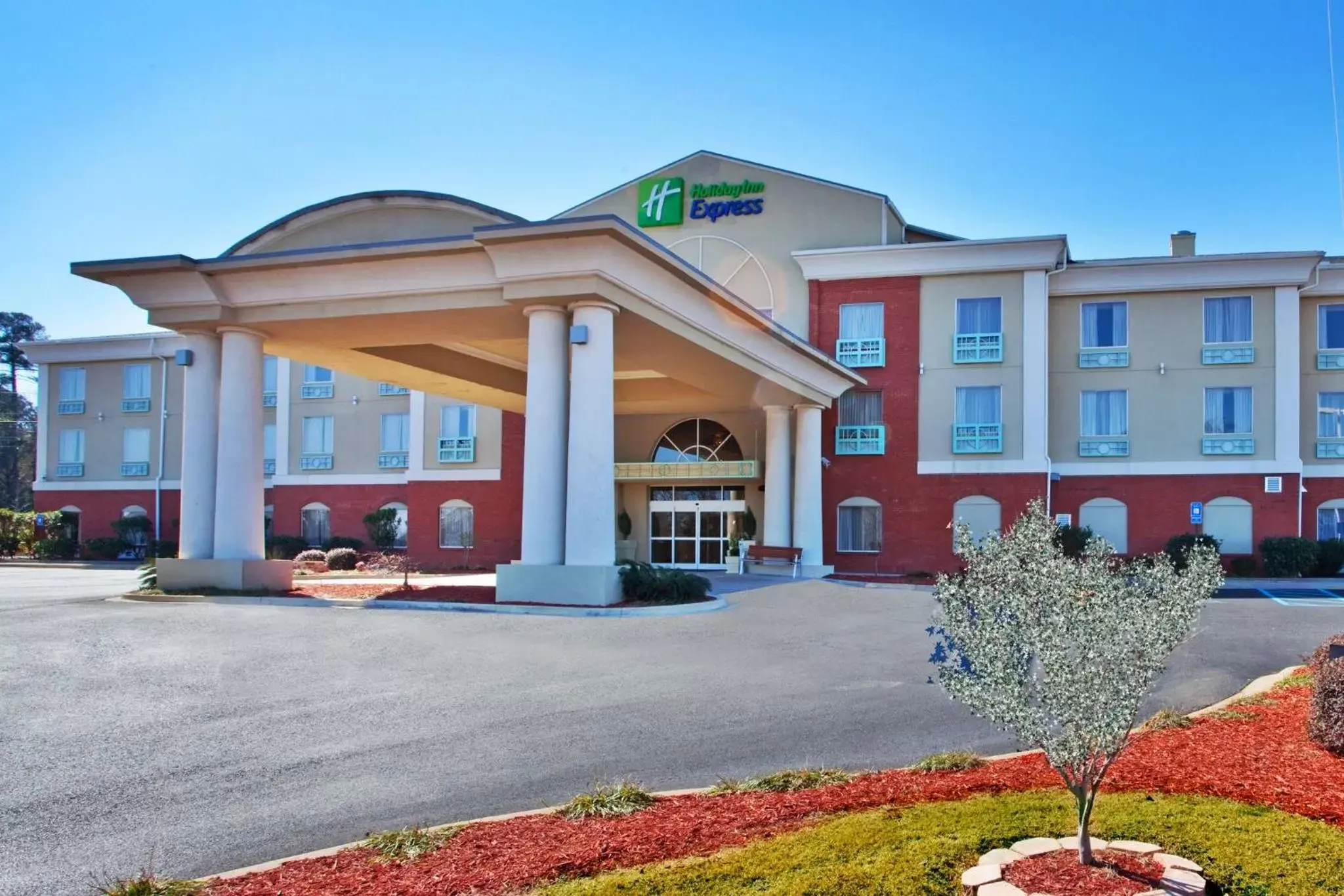 Property Building in Holiday Inn Express and Suites Thomasville, an IHG Hotel
