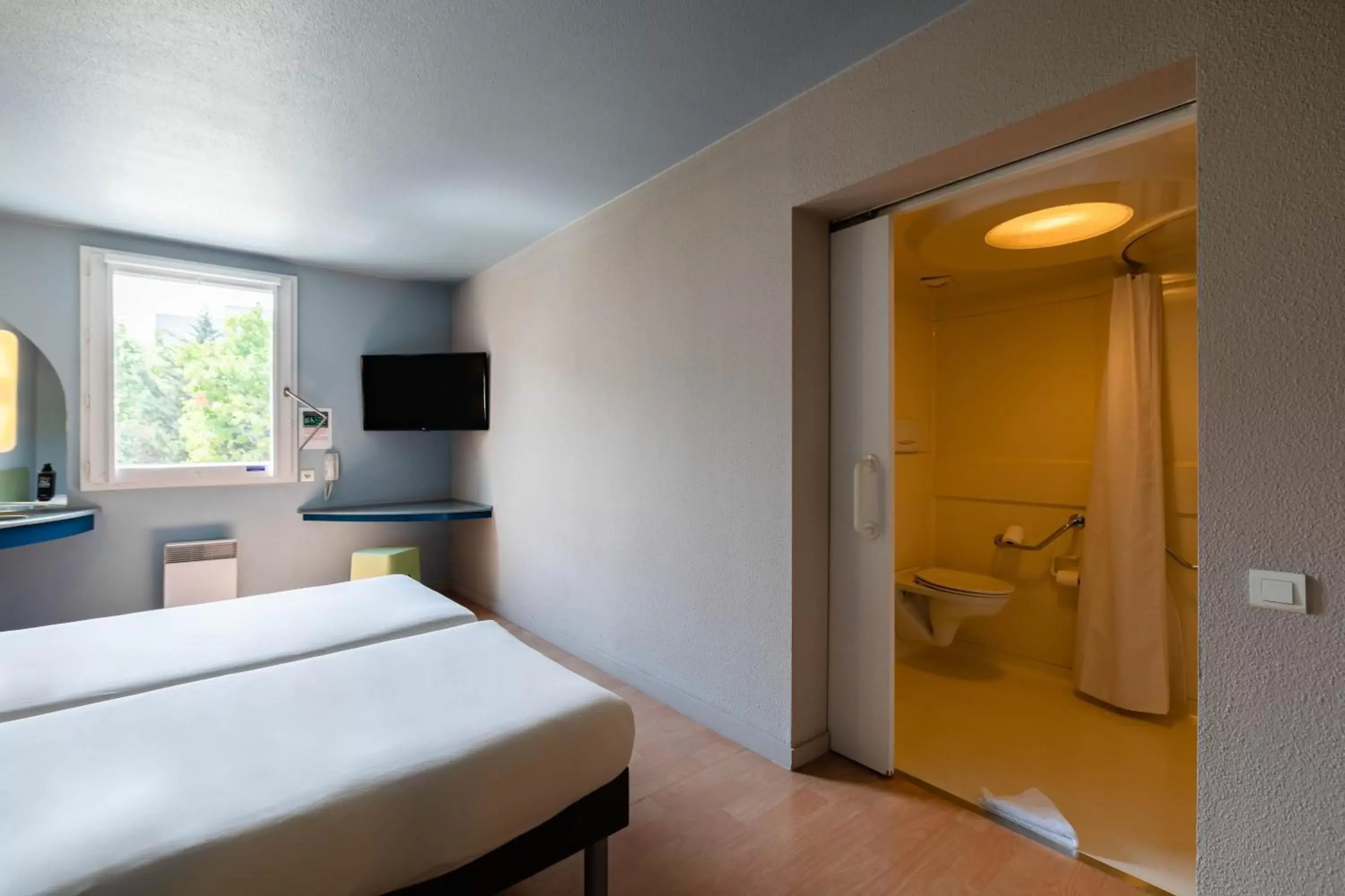 Photo of the whole room, Bed in ibis budget Lyon Villeurbanne