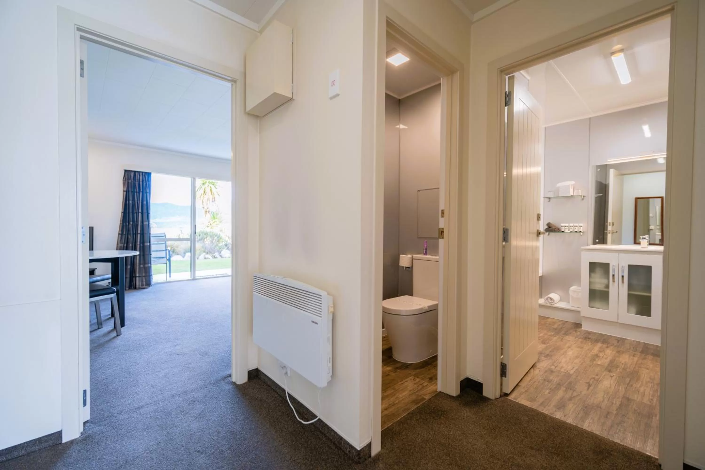 Bathroom in Fiordland Lakeview Motel and Apartments