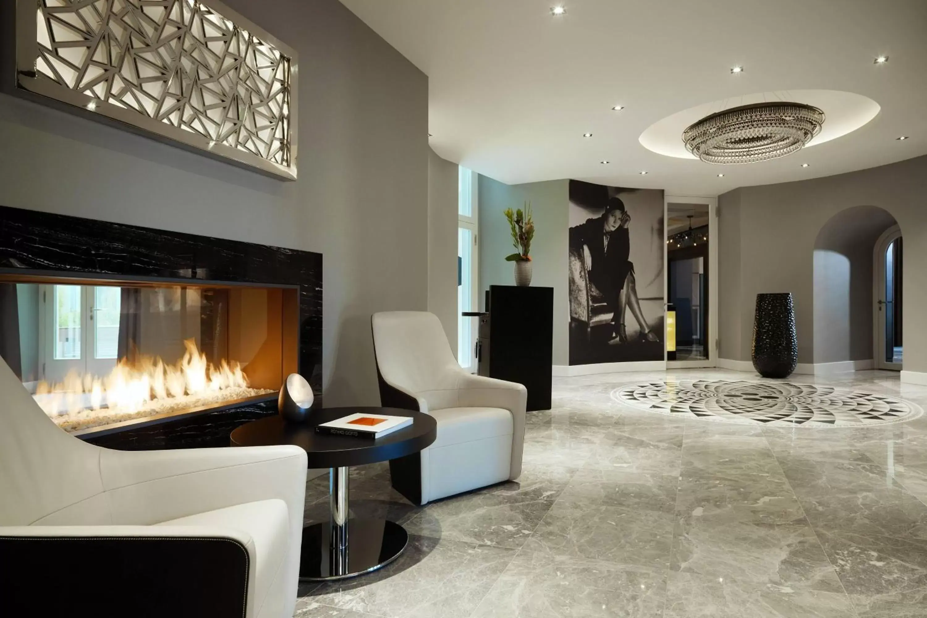 Lobby or reception, TV/Entertainment Center in Hotel am Steinplatz, Autograph Collection