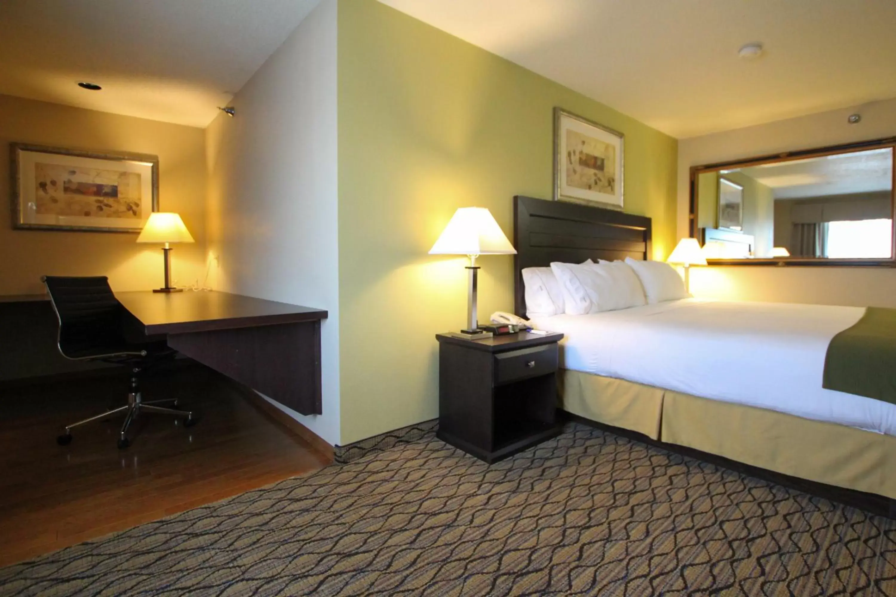 Bedroom, Bed in Holiday Inn Express & Suites Chicago-Libertyville, an IHG Hotel
