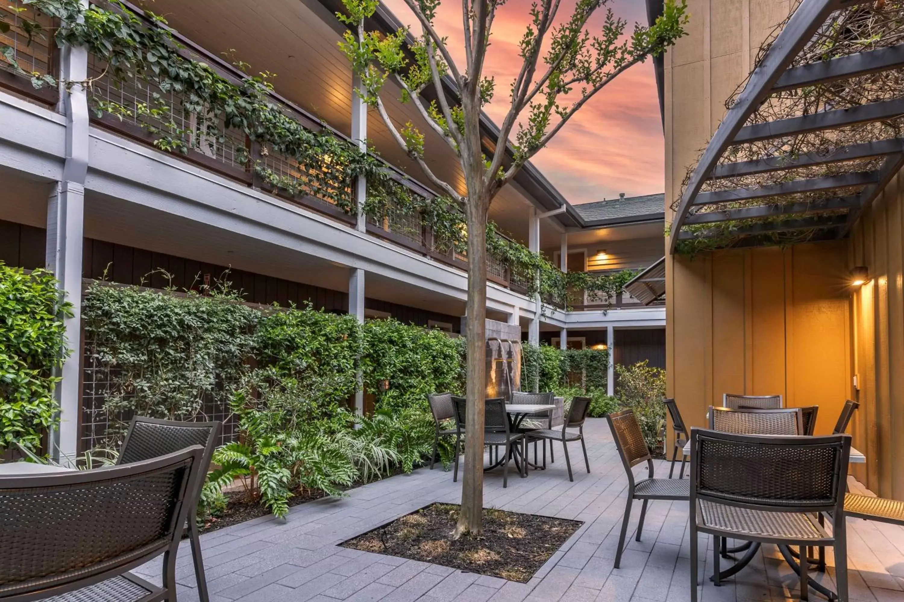 Inner courtyard view in Best Western Plus Stevenson Manor