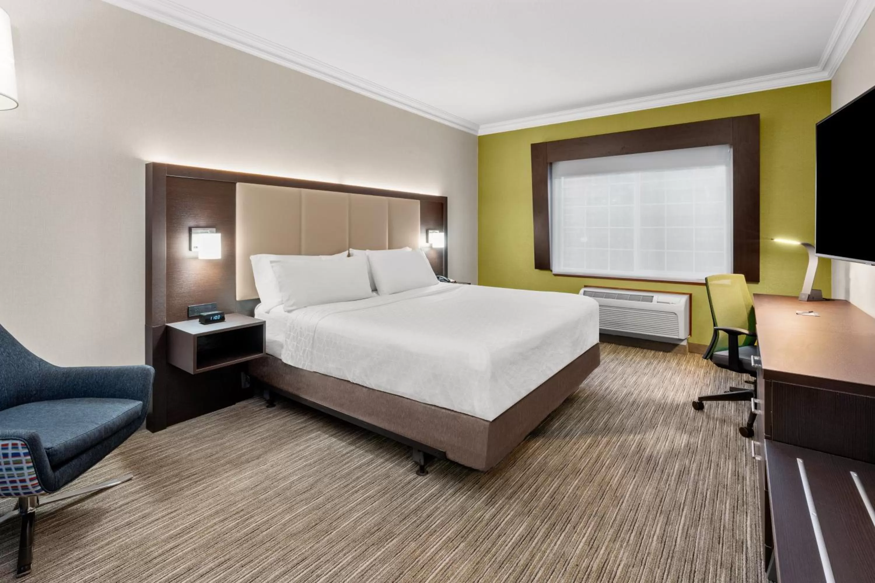 Photo of the whole room, Bed in Holiday Inn Express & Suites Klamath Falls Central by IHG