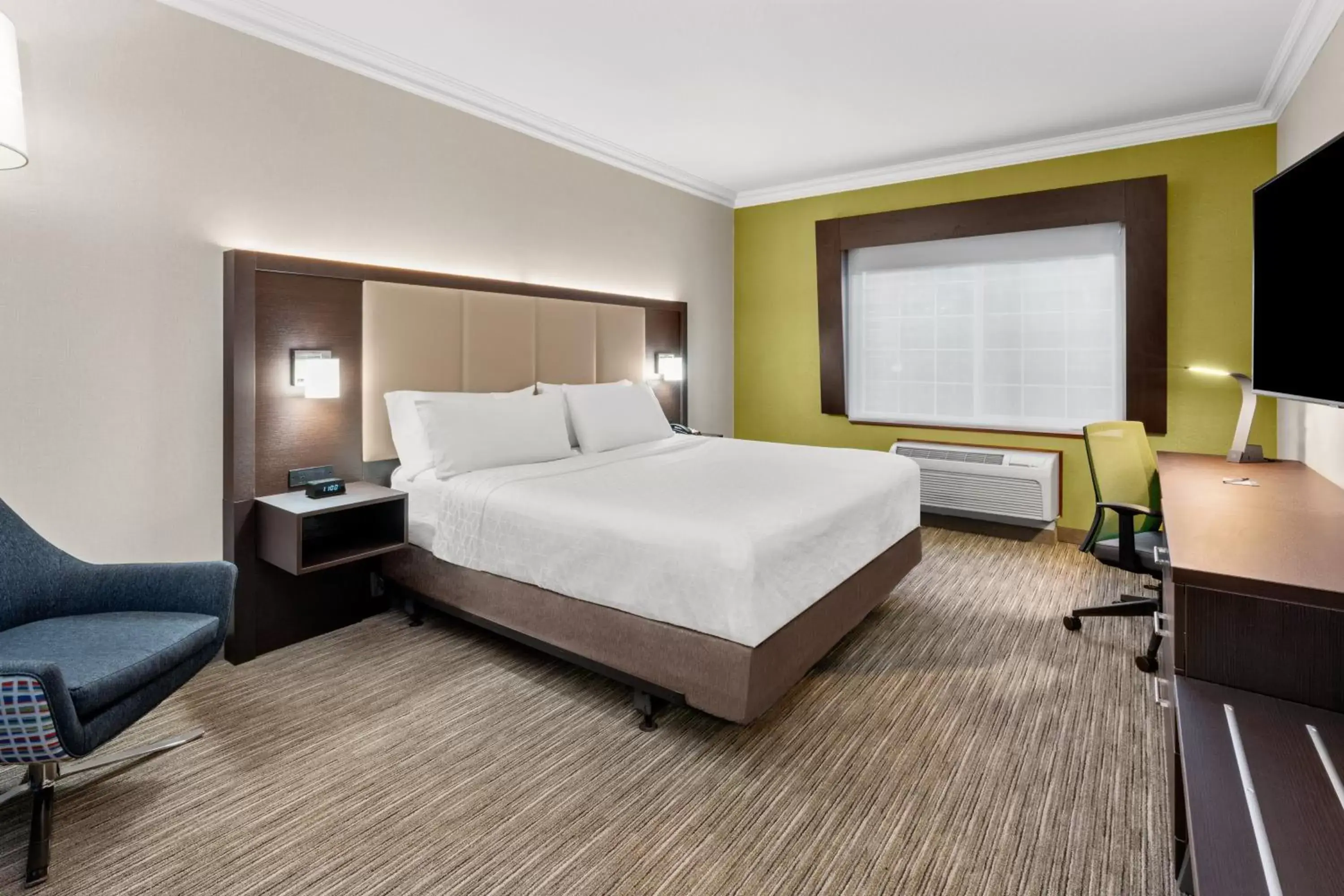 Photo of the whole room, Bed in Holiday Inn Express Hotel & Suites Klamath Falls Central, an IHG Hotel