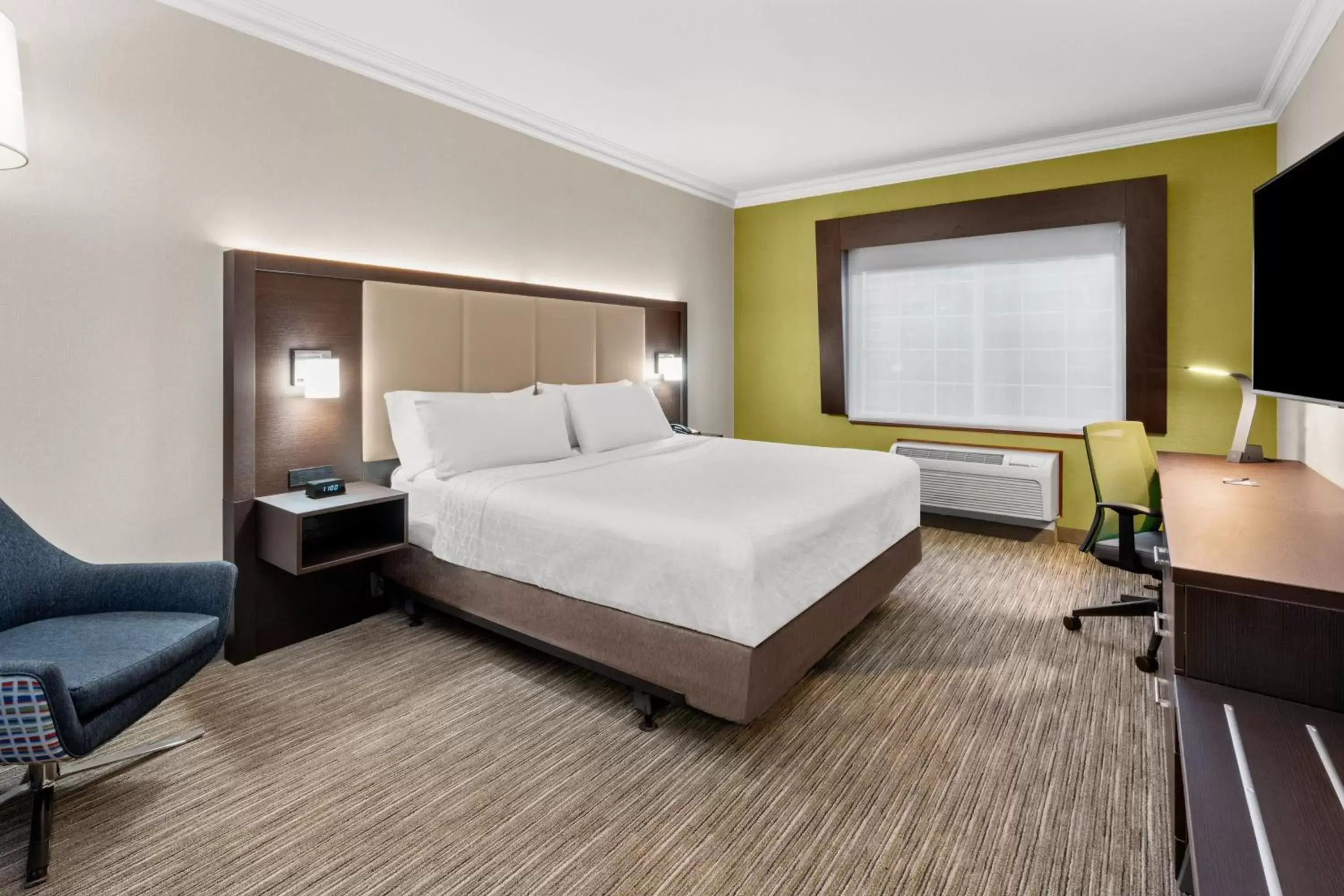 Photo of the whole room, Bed in Holiday Inn Express & Suites Klamath Falls Central by IHG Photo of the whole room, Bed in Holiday Inn Express & Suites Klamath Falls Central by IHG