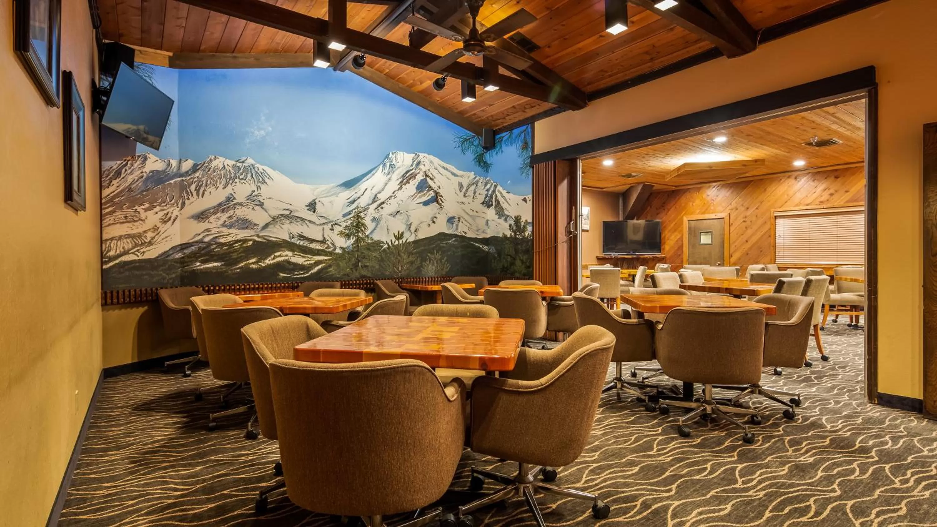 Lounge or bar in Best Western Plus Tree House