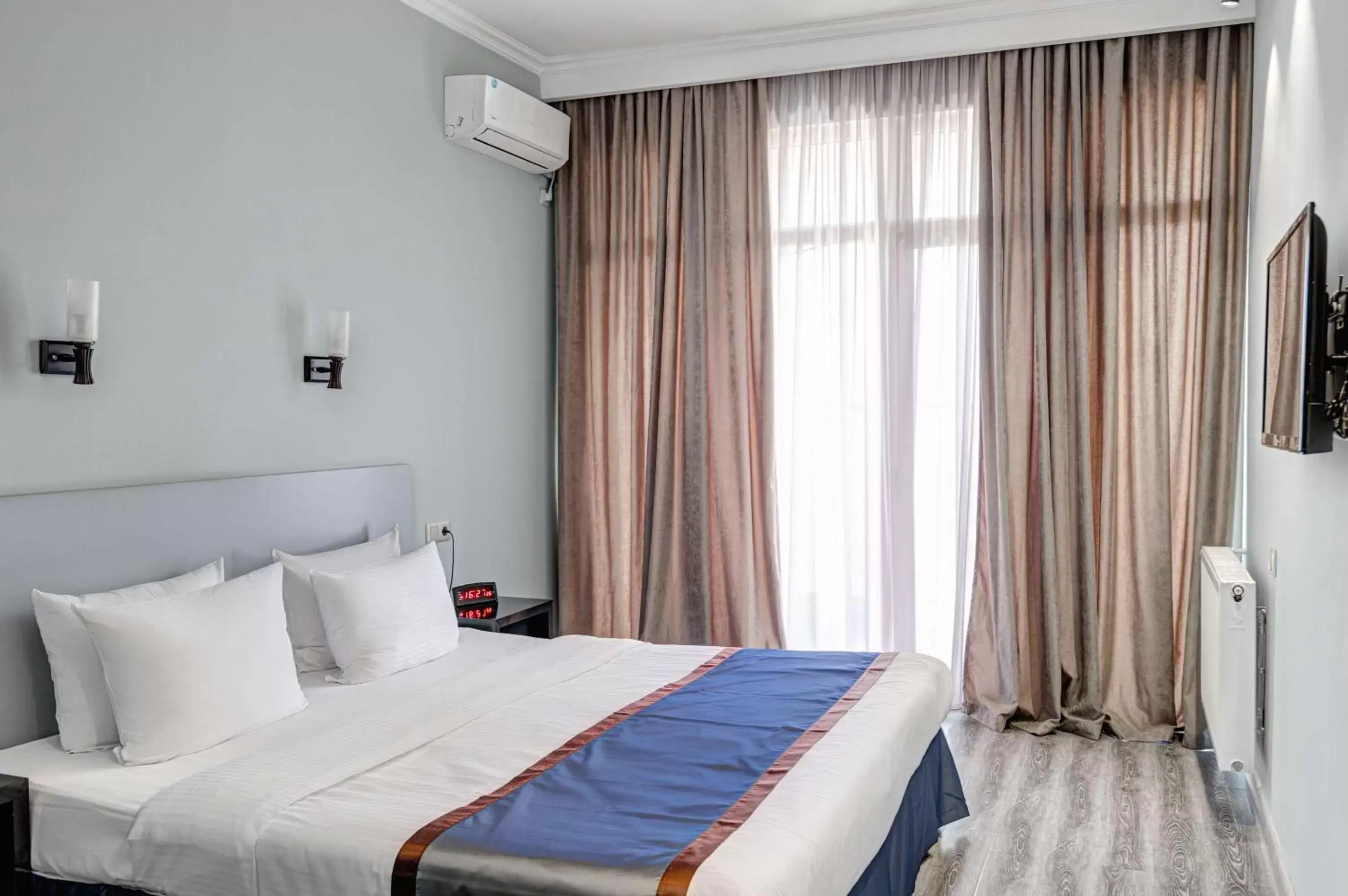 Photo of the whole room, Bed in Best Western Tbilisi Art Hotel