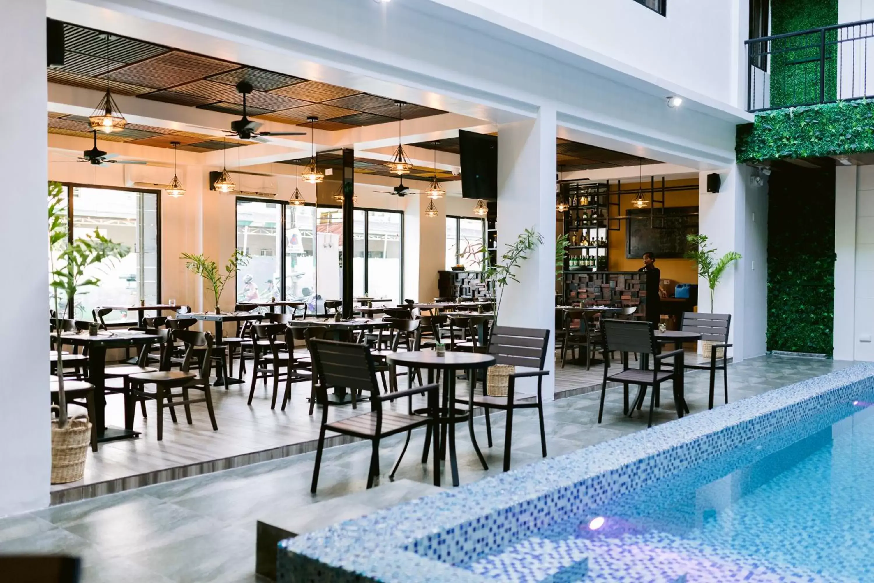 Restaurant/Places to Eat in SureStay Plus Hotel by Best Western AC LUXE Angeles City