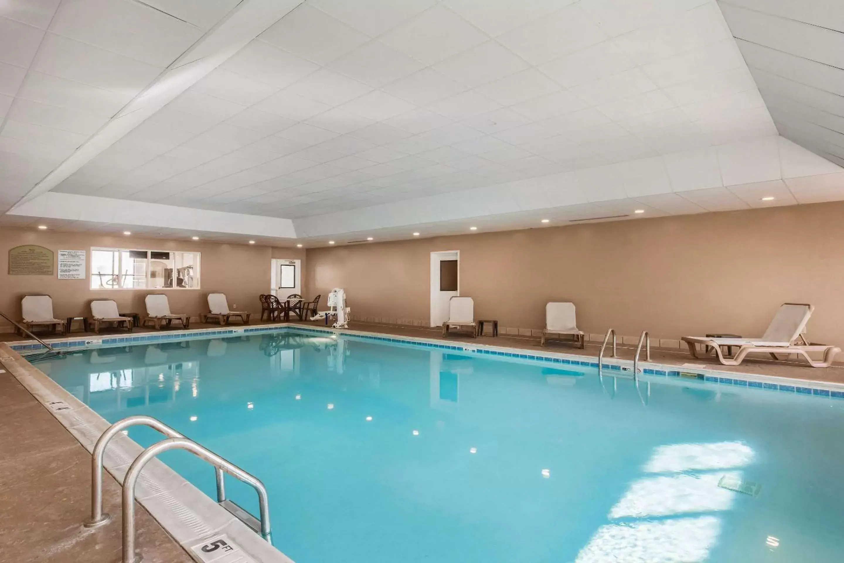 On site, Swimming Pool in Comfort Suites Nashville