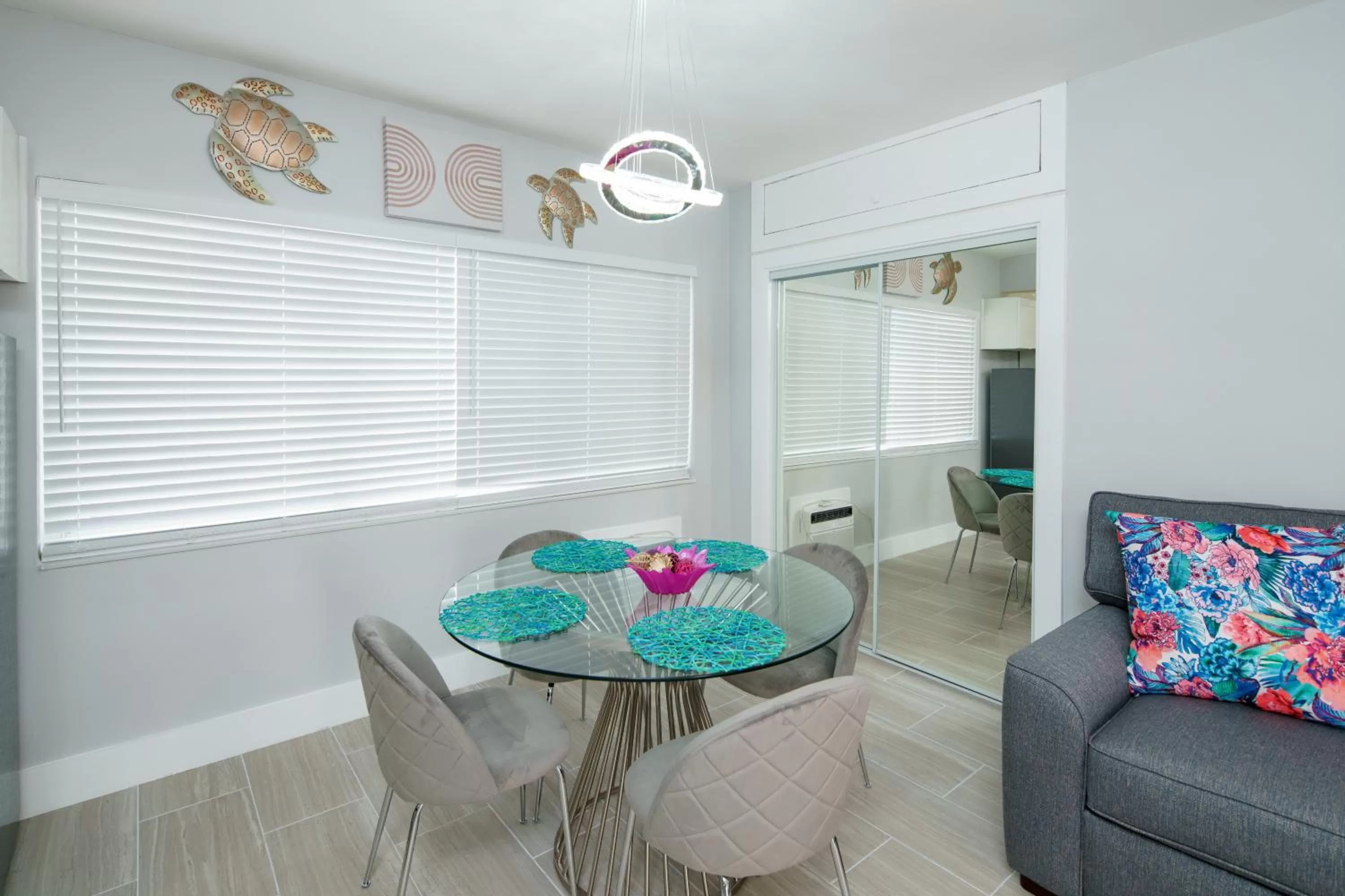 Dining area in The Surf Hollywood Beach