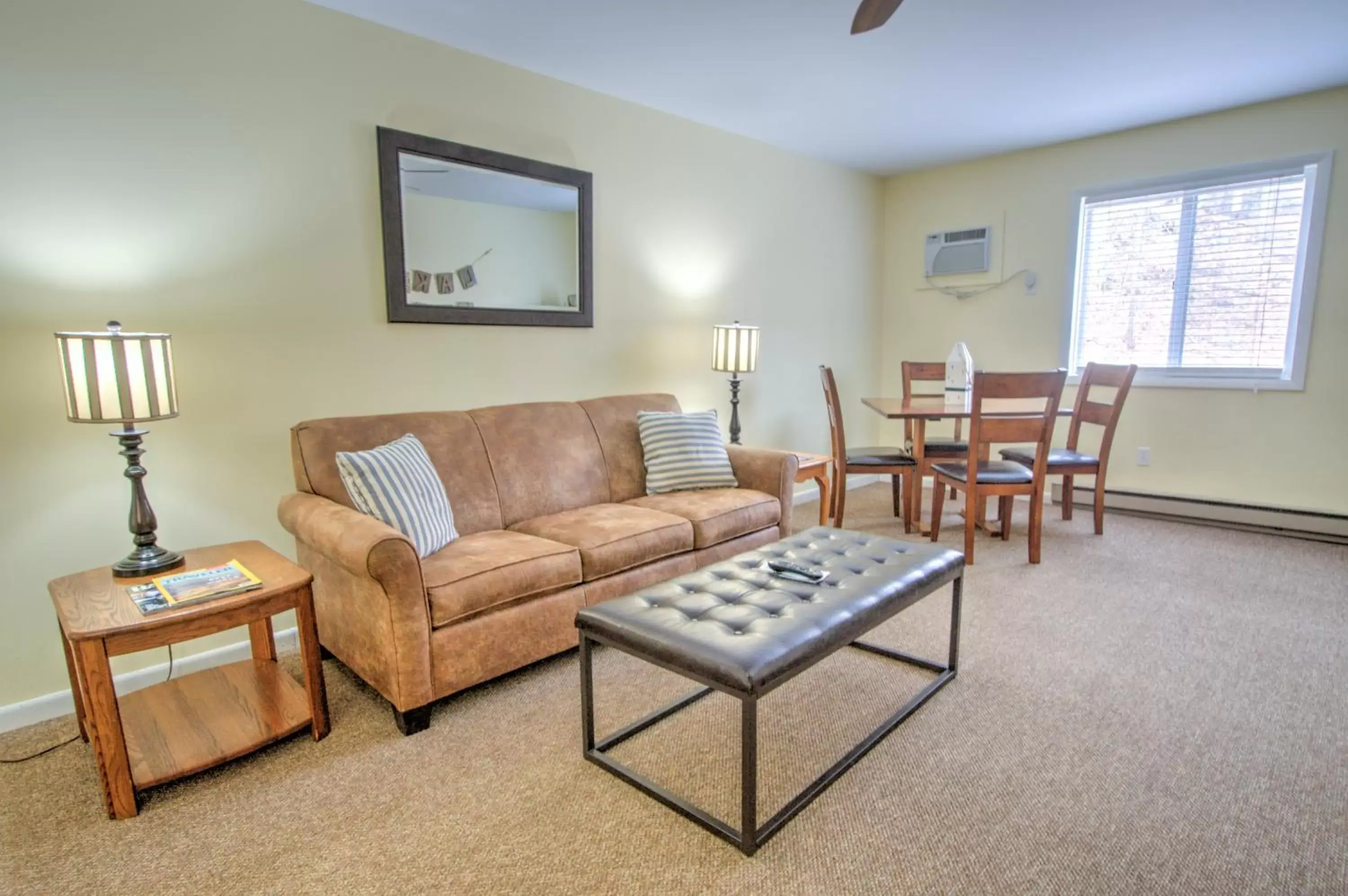 Living room, Seating Area in East Shore Lodging