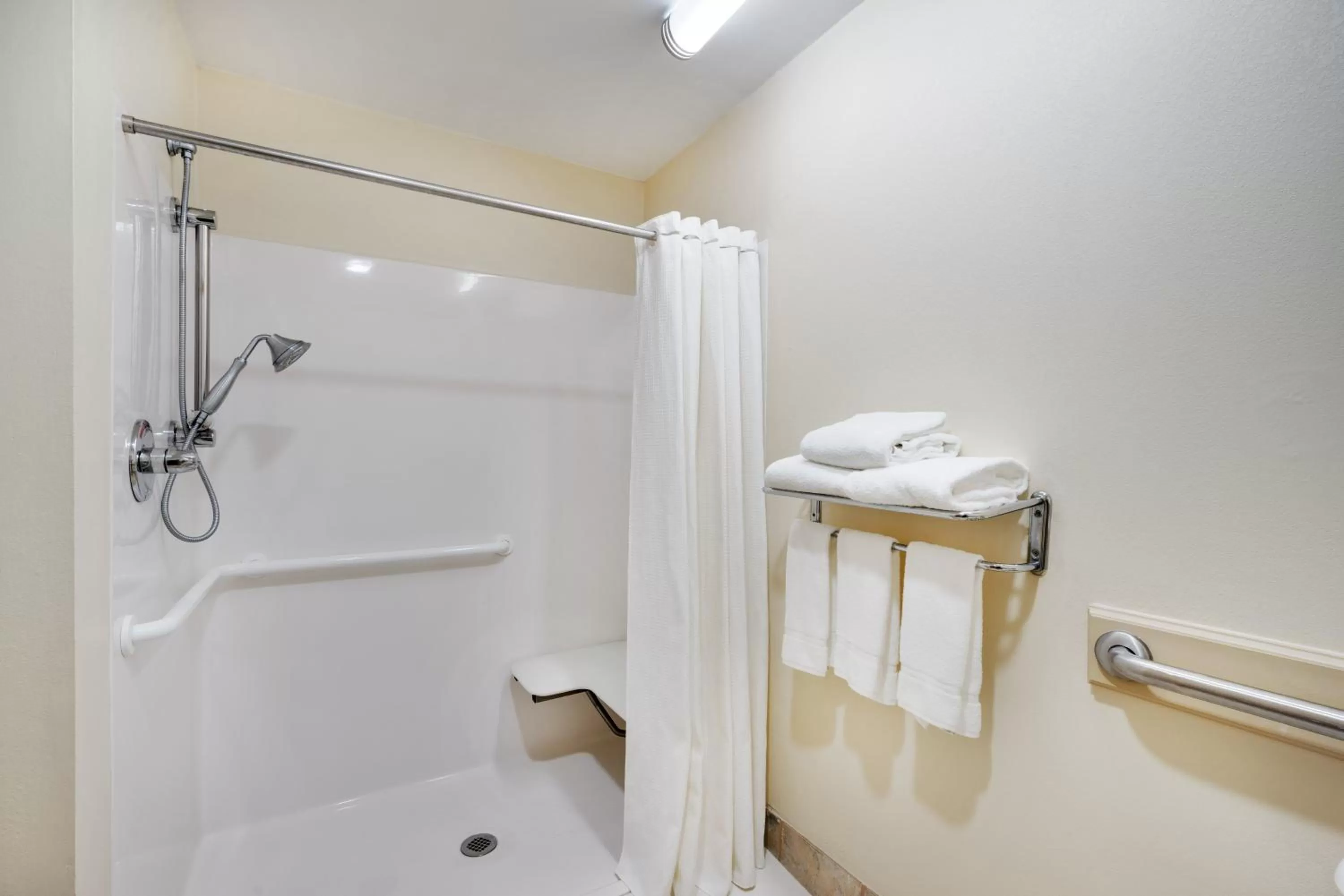 Queen Room with Two Queen Beds - Disability Access Tub/Non-Smoking  in Holiday Inn Express Pocomoke City, an IHG Hotel