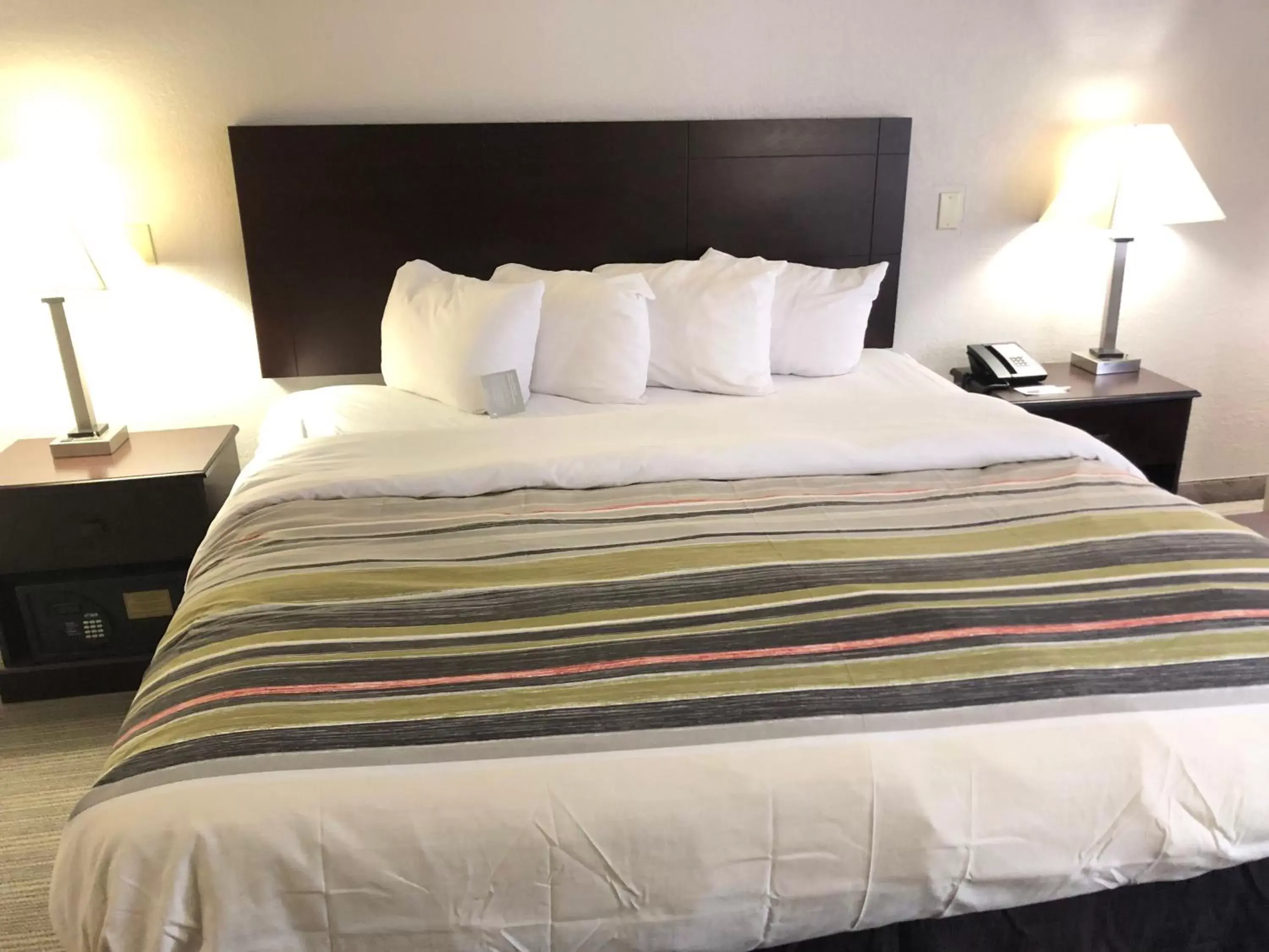 Bed in Country Inn & Suites by Radisson, Greenville, NC