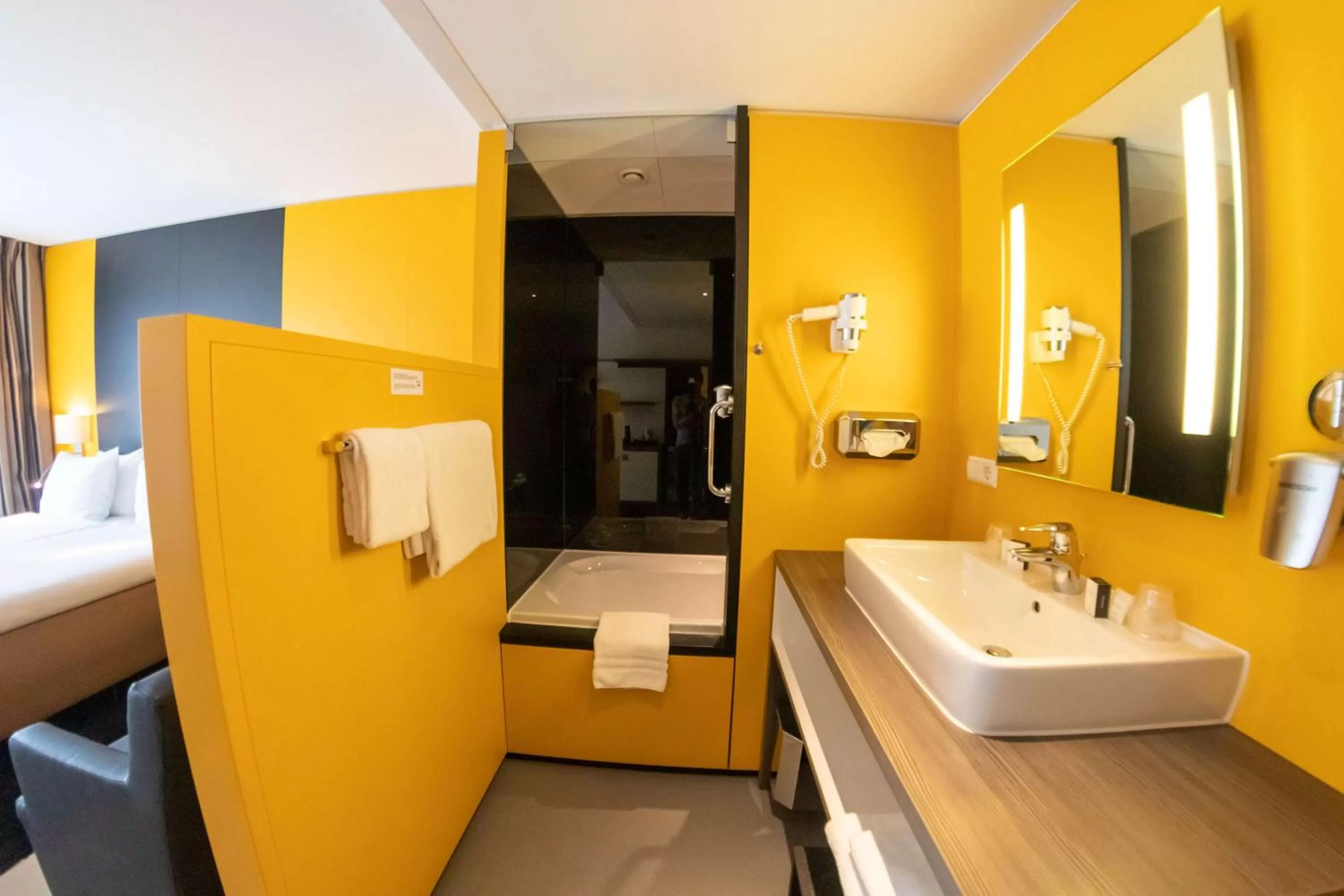 Bathroom, Bed in City Hotel Gouda, WorldHotels Crafted Collection
