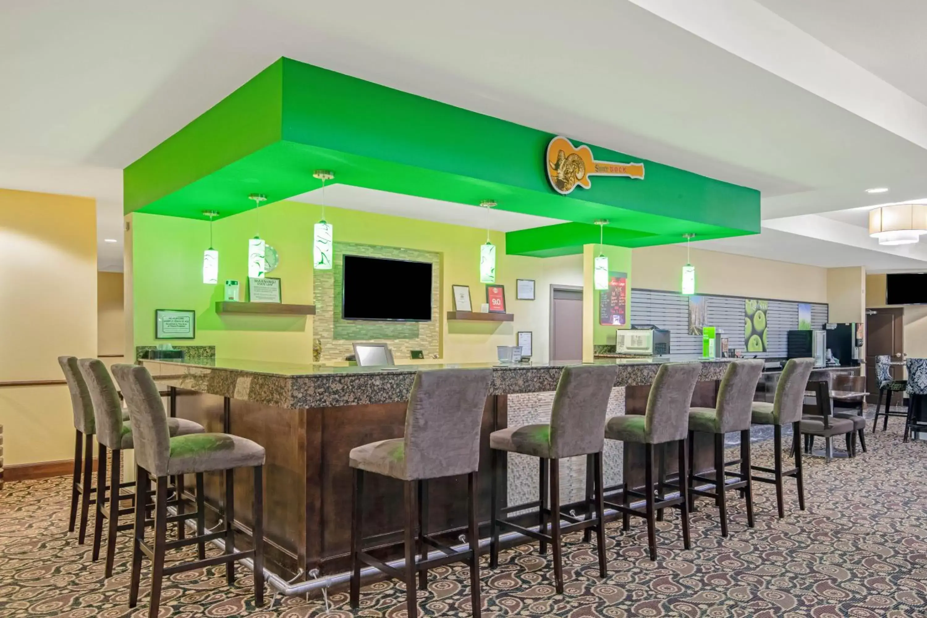 Lounge or bar in La Quinta by Wyndham Elk City