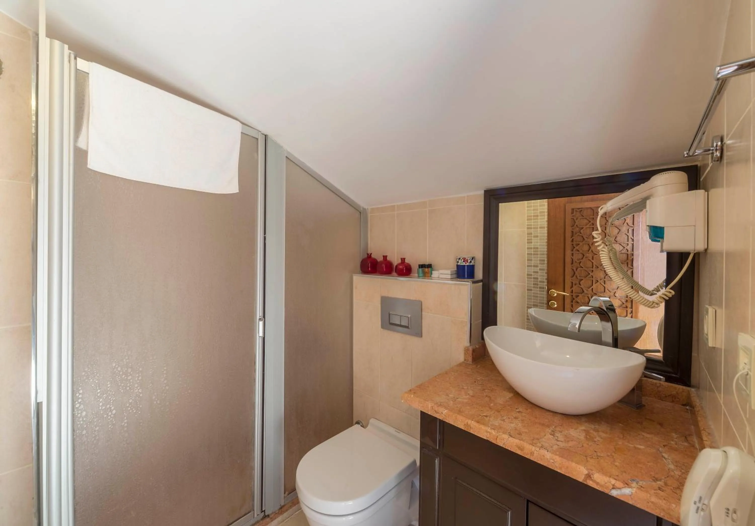 Shower in Lalinn Hotel