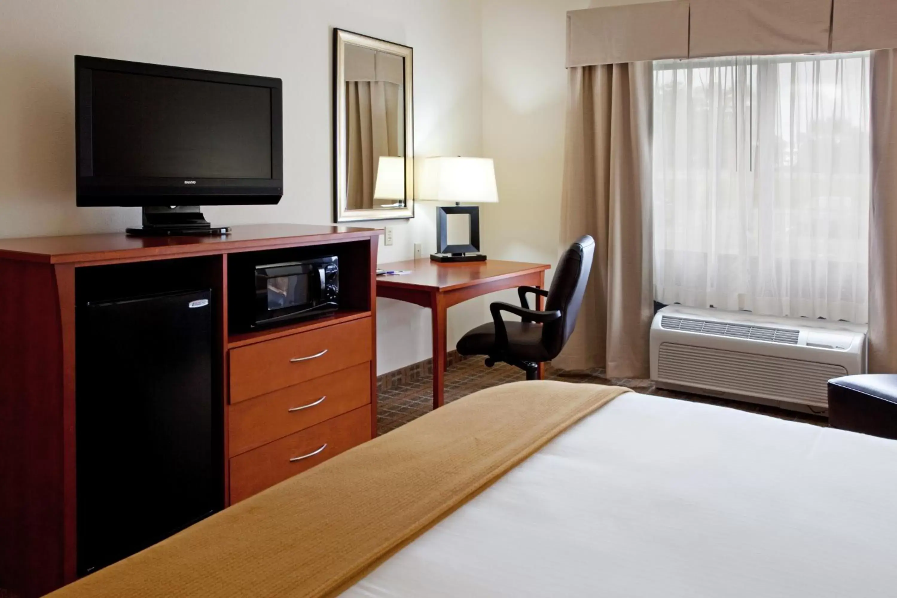 Day, TV/Entertainment Center in Holiday Inn Express & Suites - Hardeeville-Hilton Head, an IHG Hotel