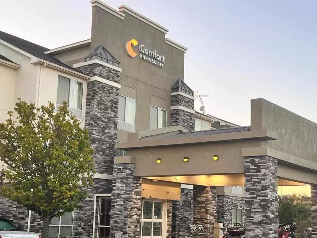 Property Building in Comfort Inn & Suites