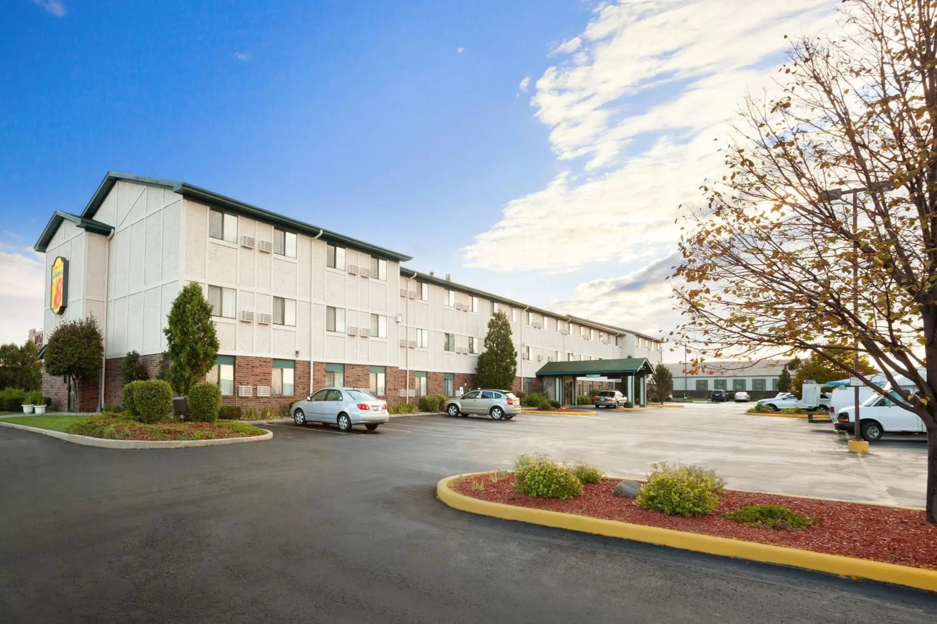 Facade/entrance, Property Building in Super 8 by Wyndham Milwaukee Airport