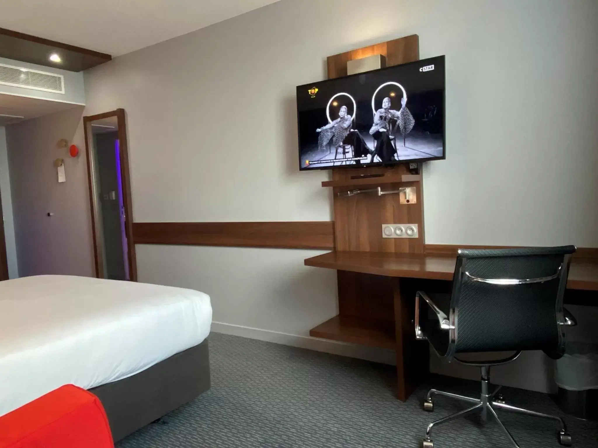 Bedroom, TV/Entertainment Center in Holiday Inn Express Dijon, an IHG Hotel