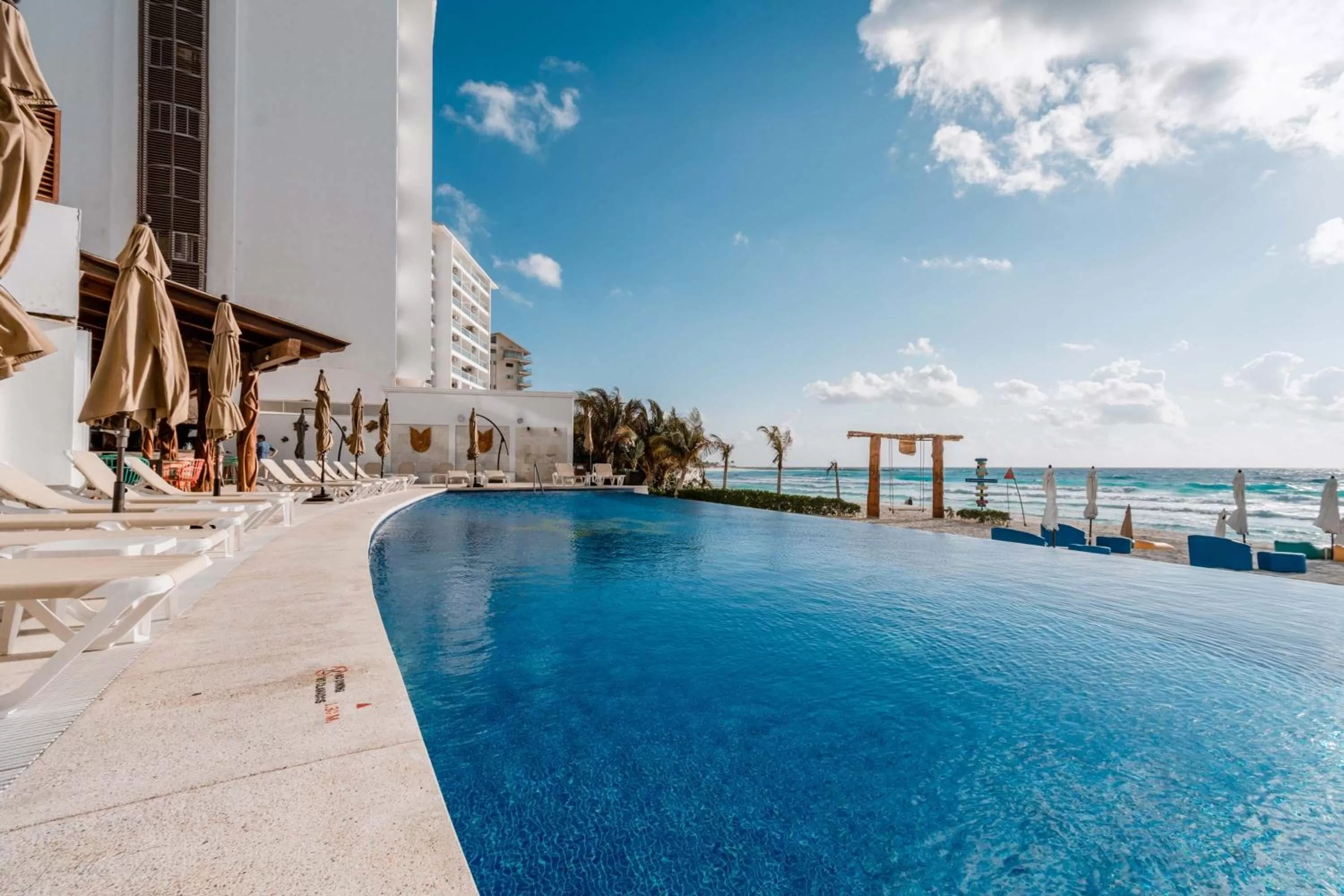 Swimming pool in Ocean Dream Cancun by GuruHotel