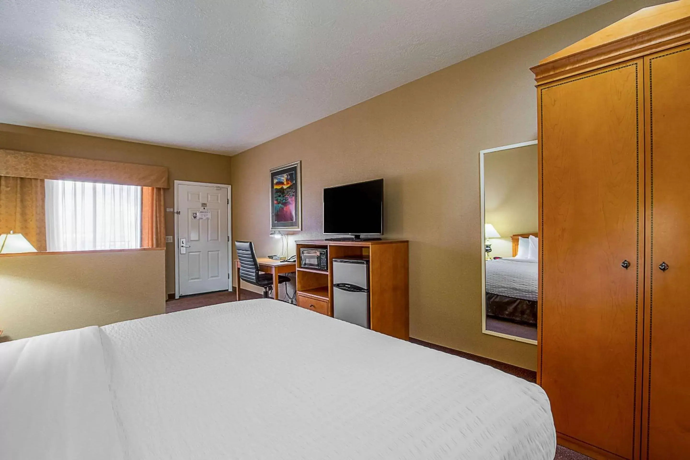 Photo of the whole room, Bed in Clarion Suites St George - Convention Center Area