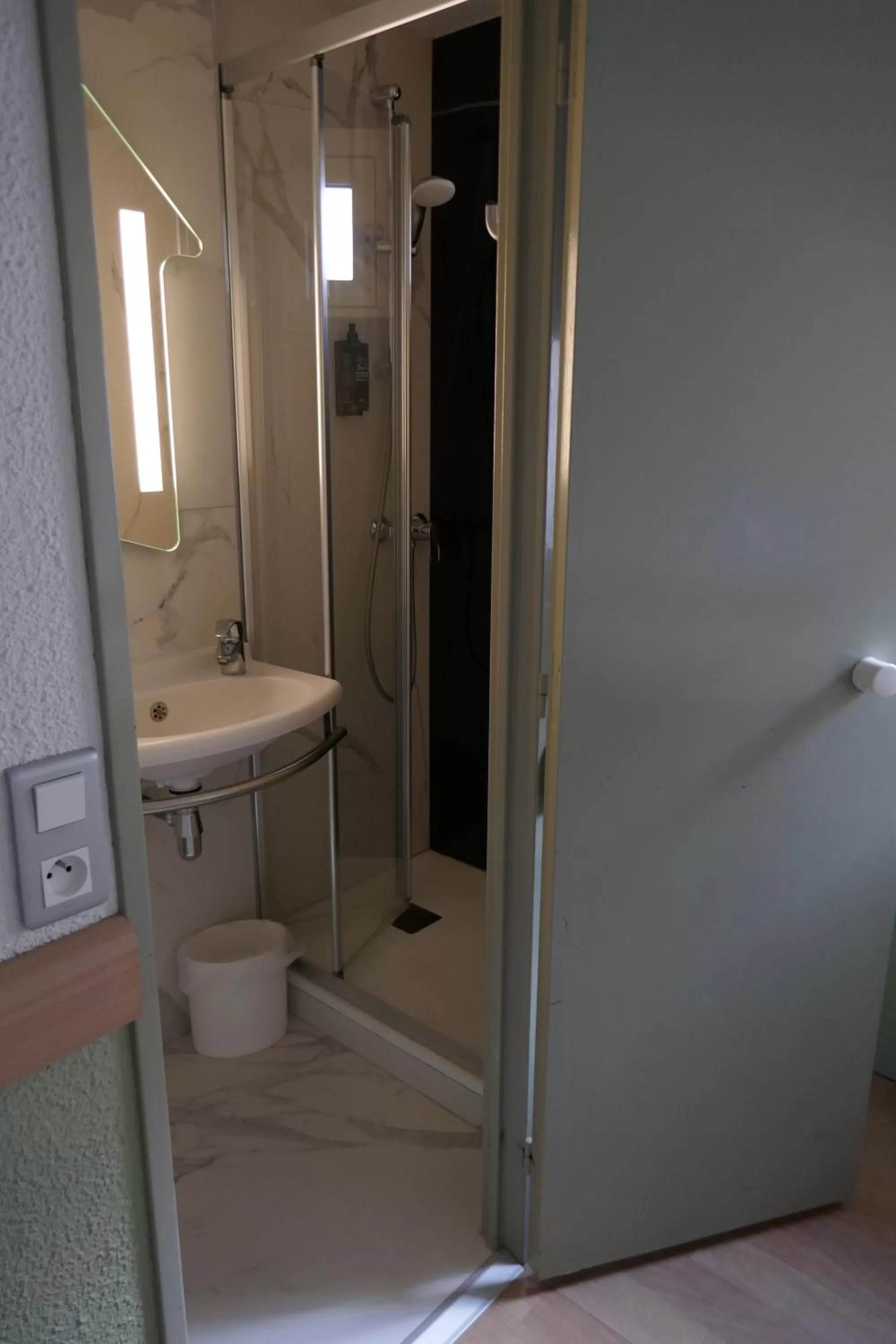 Shower in Ibis budget Périgueux