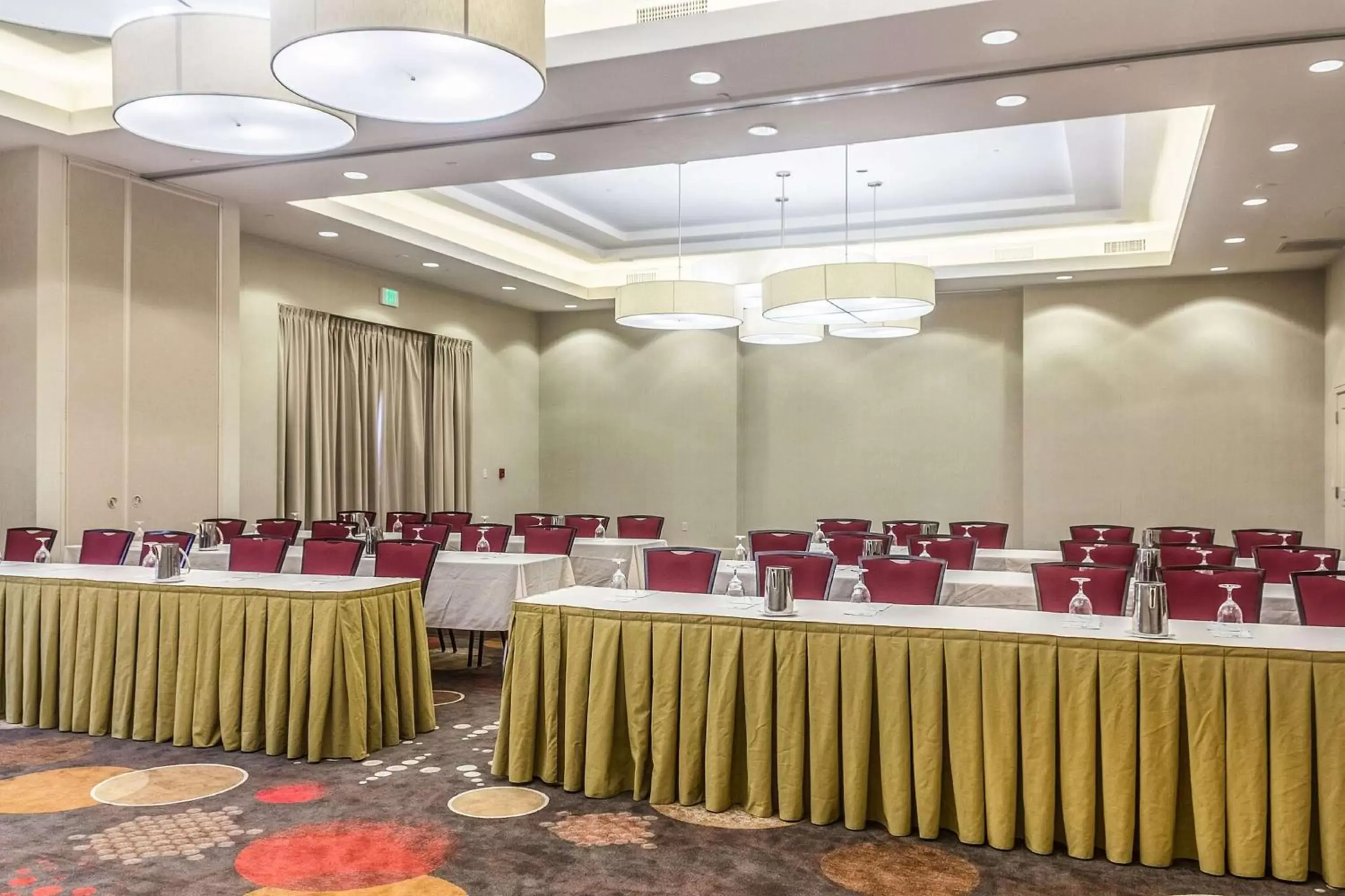 Meeting/conference room in Embassy Suites by Hilton Newark Airport