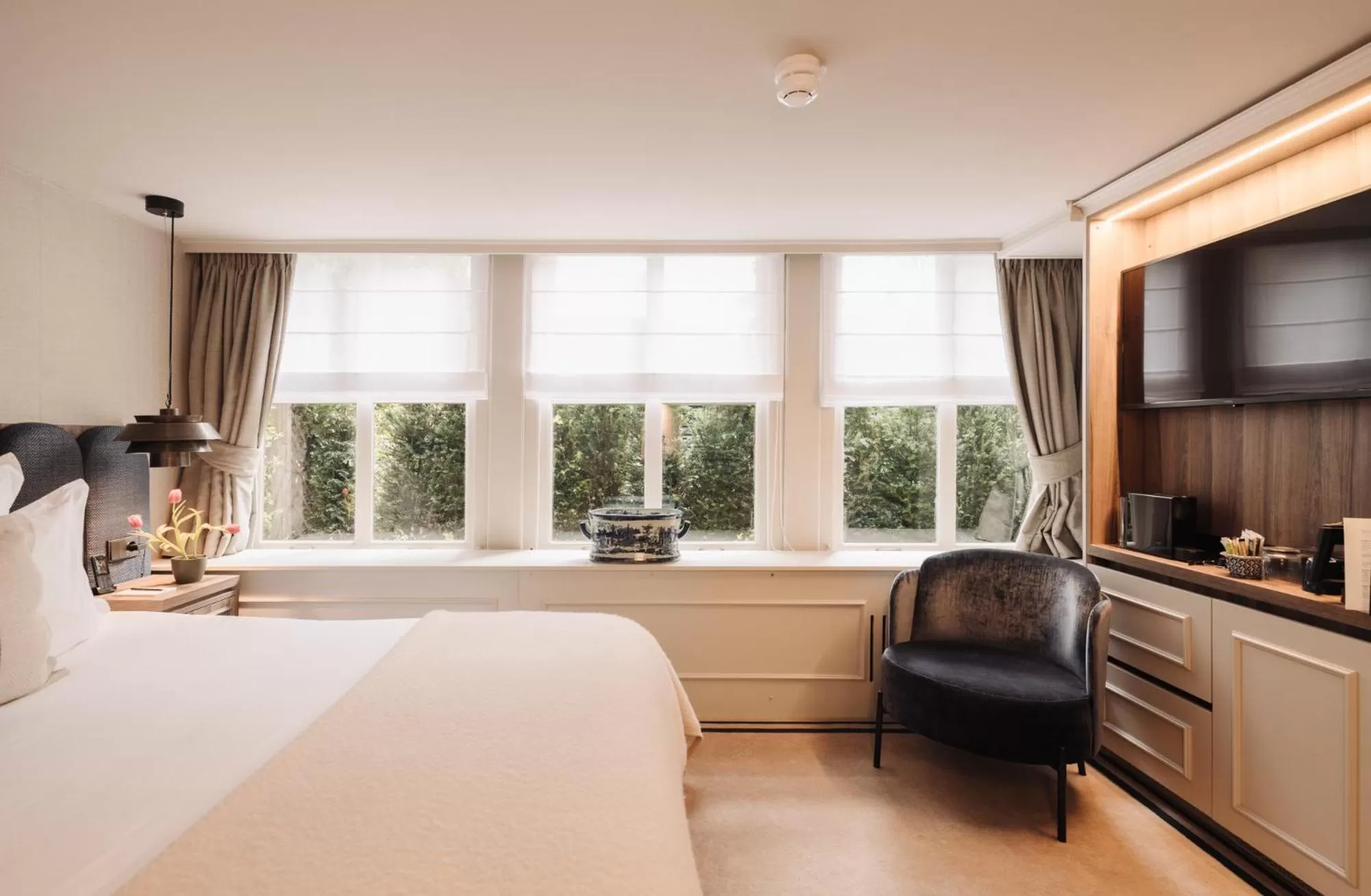 Photo of the whole room, Bed in Hotel 717