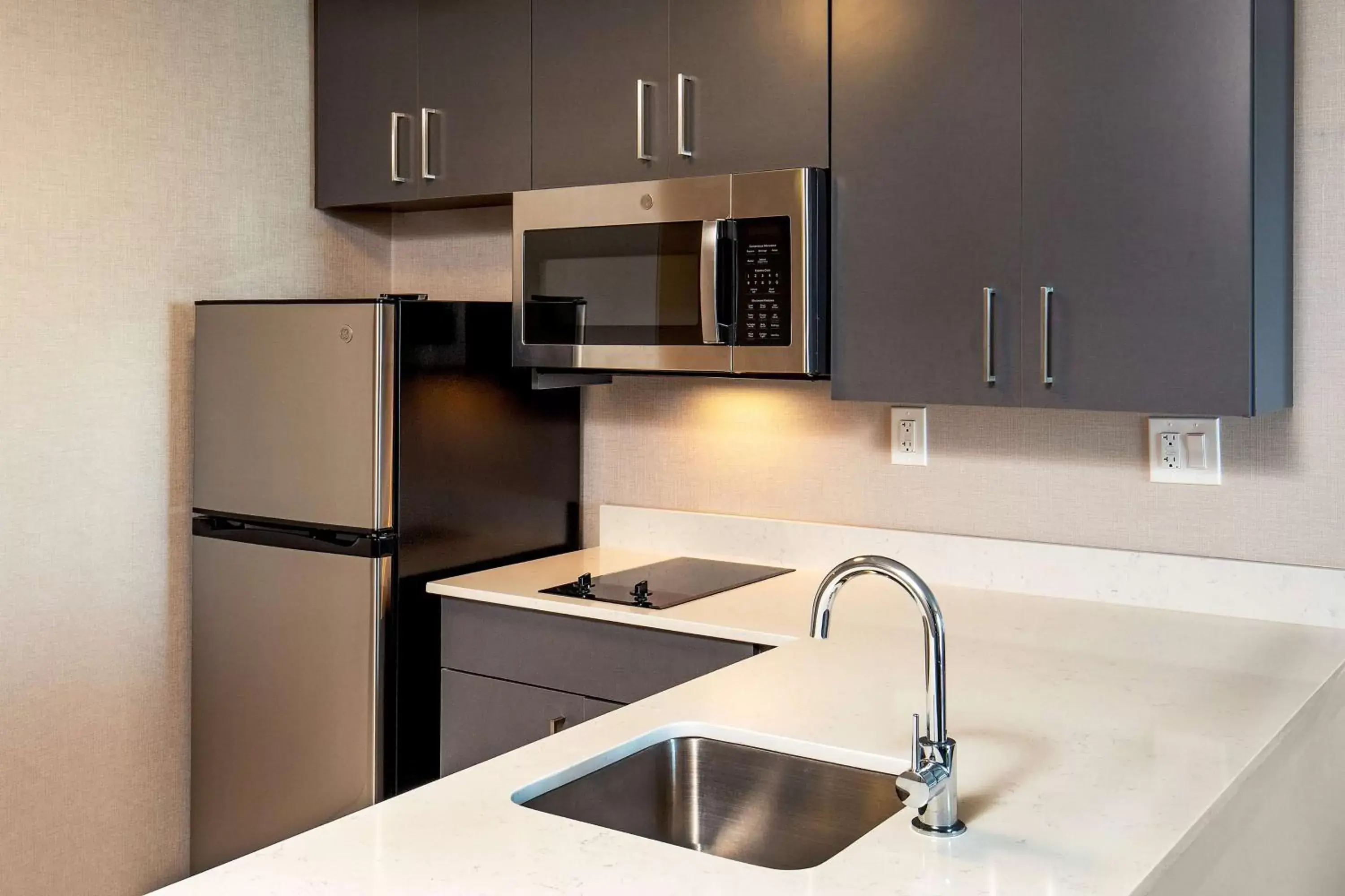 Kitchen or kitchenette, Kitchen/Kitchenette in DoubleTree by Hilton Washington DC North/Gaithersburg