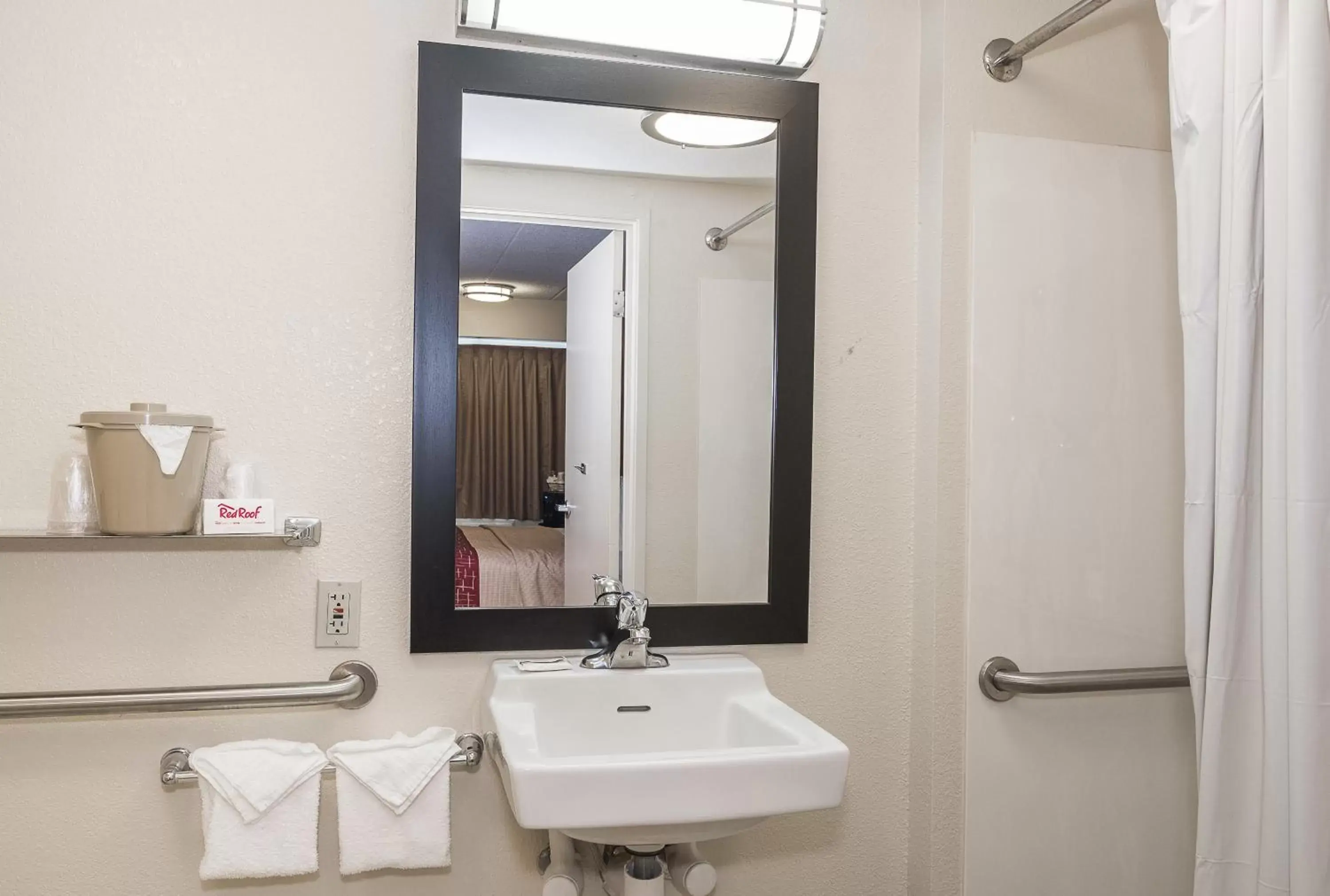 Bathroom in Red Roof Inn PLUS + Boston - Framingham