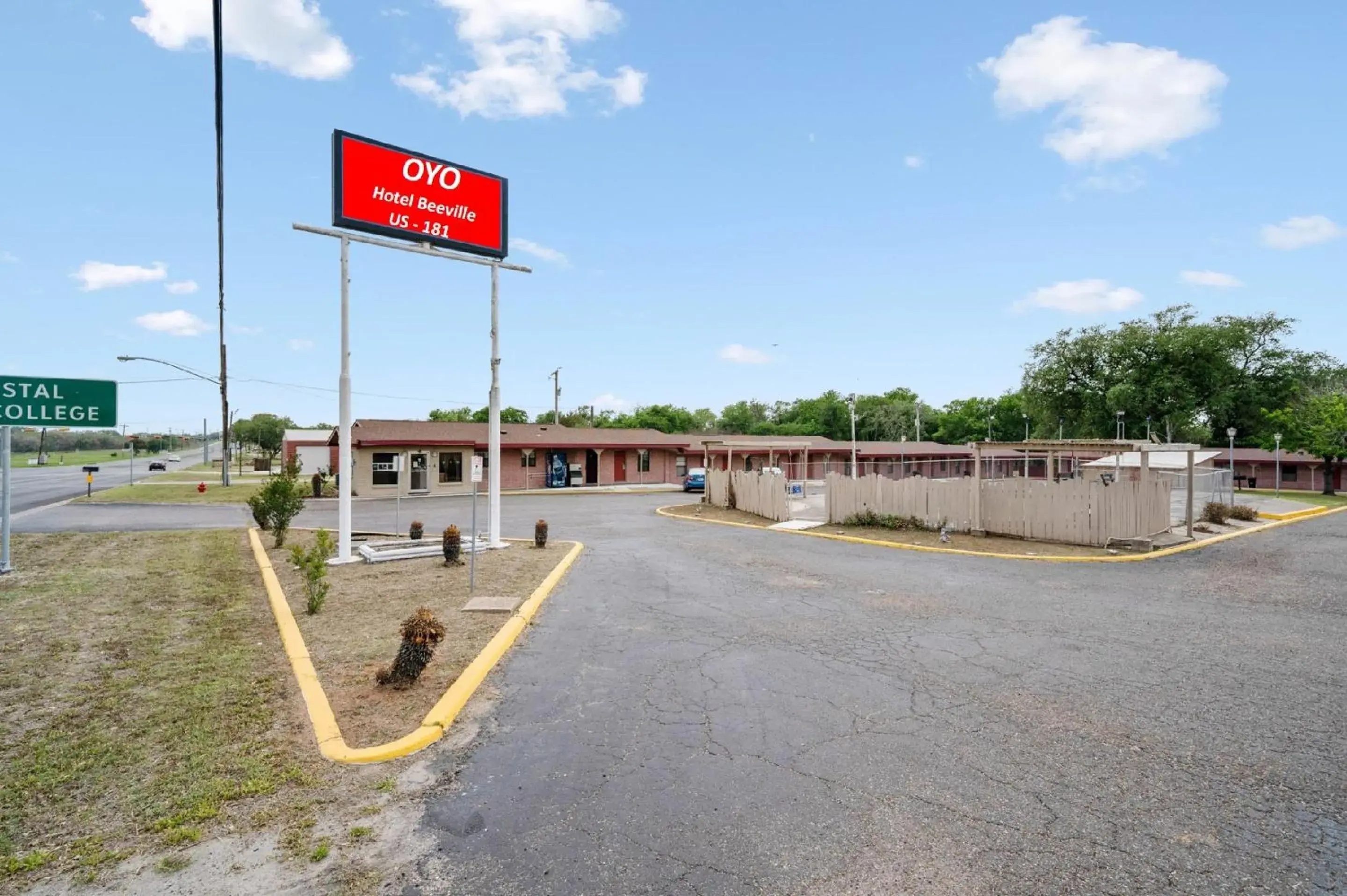 Facade/entrance, Property Building in OYO Hotel Beeville - US 181