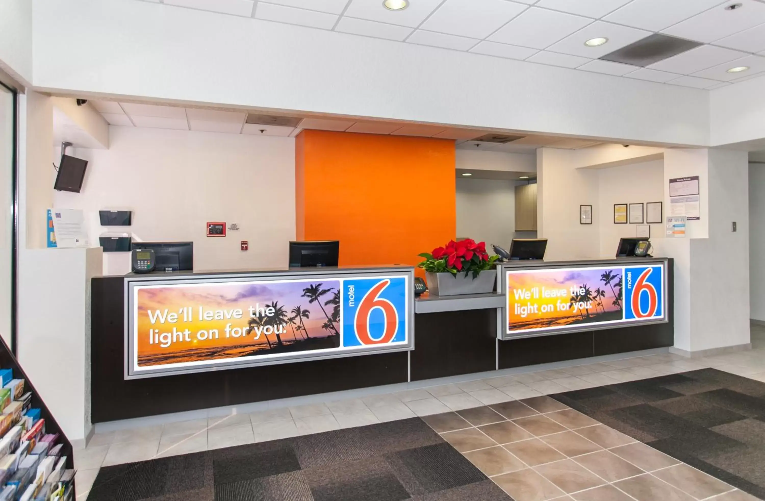 Lobby or reception, Lobby/Reception in Motel 6-Los Angeles, CA - Los Angeles - LAX