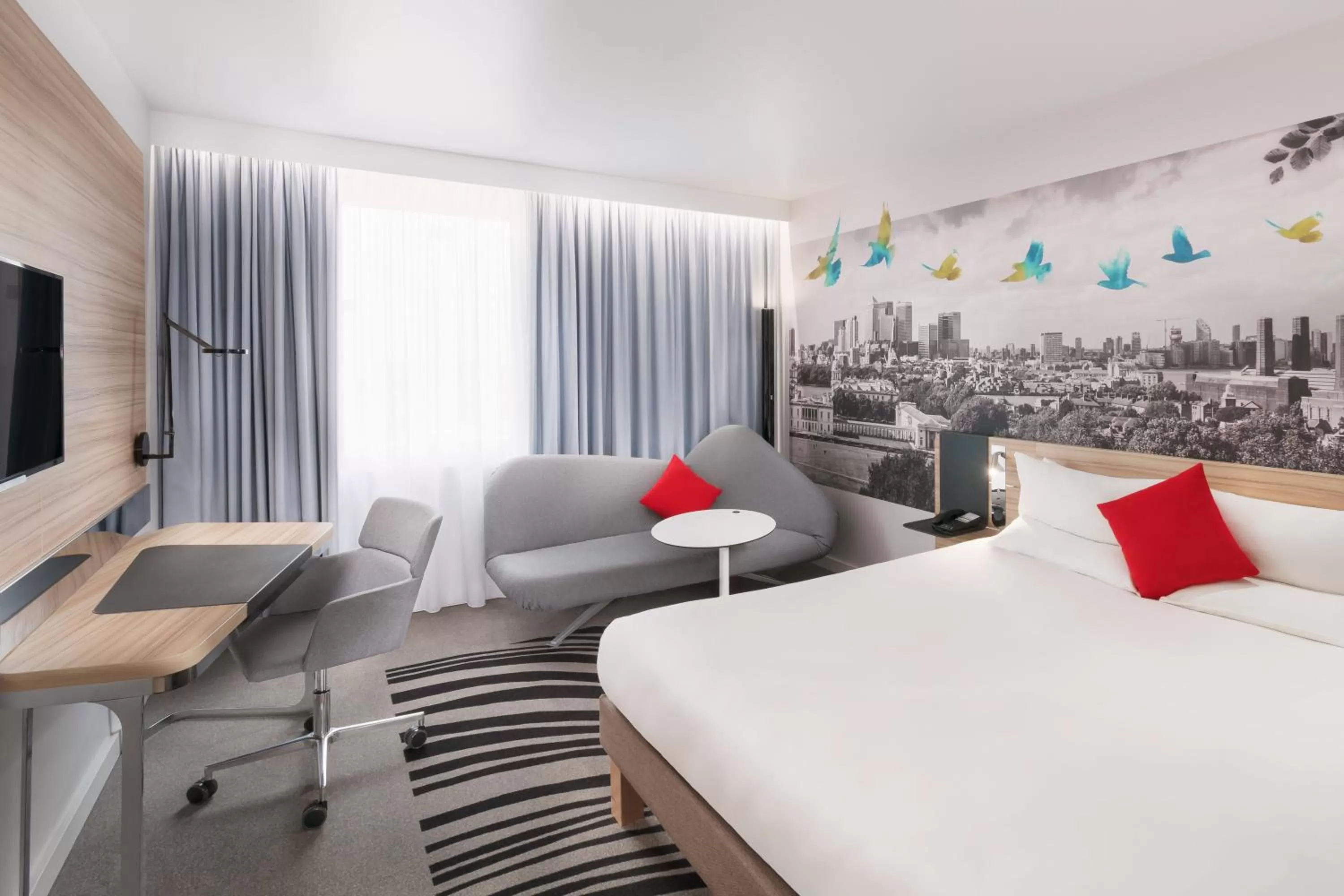 Bedroom, Bed in Novotel London Excel